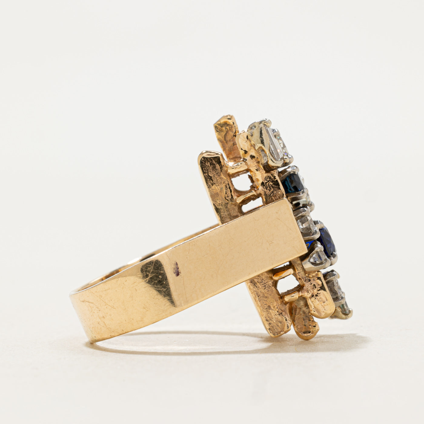 Bague abstraite en diamant, saphir synthétique et saphir | 1,08 ct, 0,9 ct, 0,25 ct | Taille 6,75 |