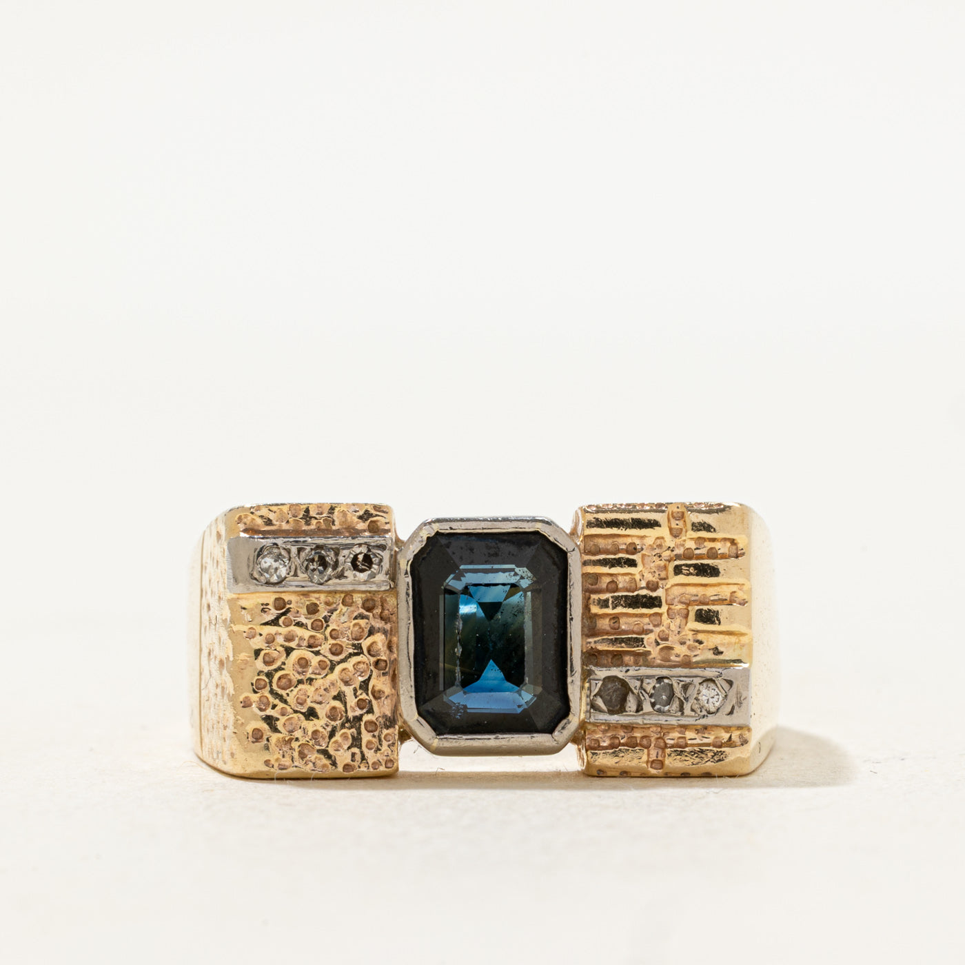 Bague à bords plats en saphir et diamants | 2,34 ct, 0,06 ct au total | Taille 12 |