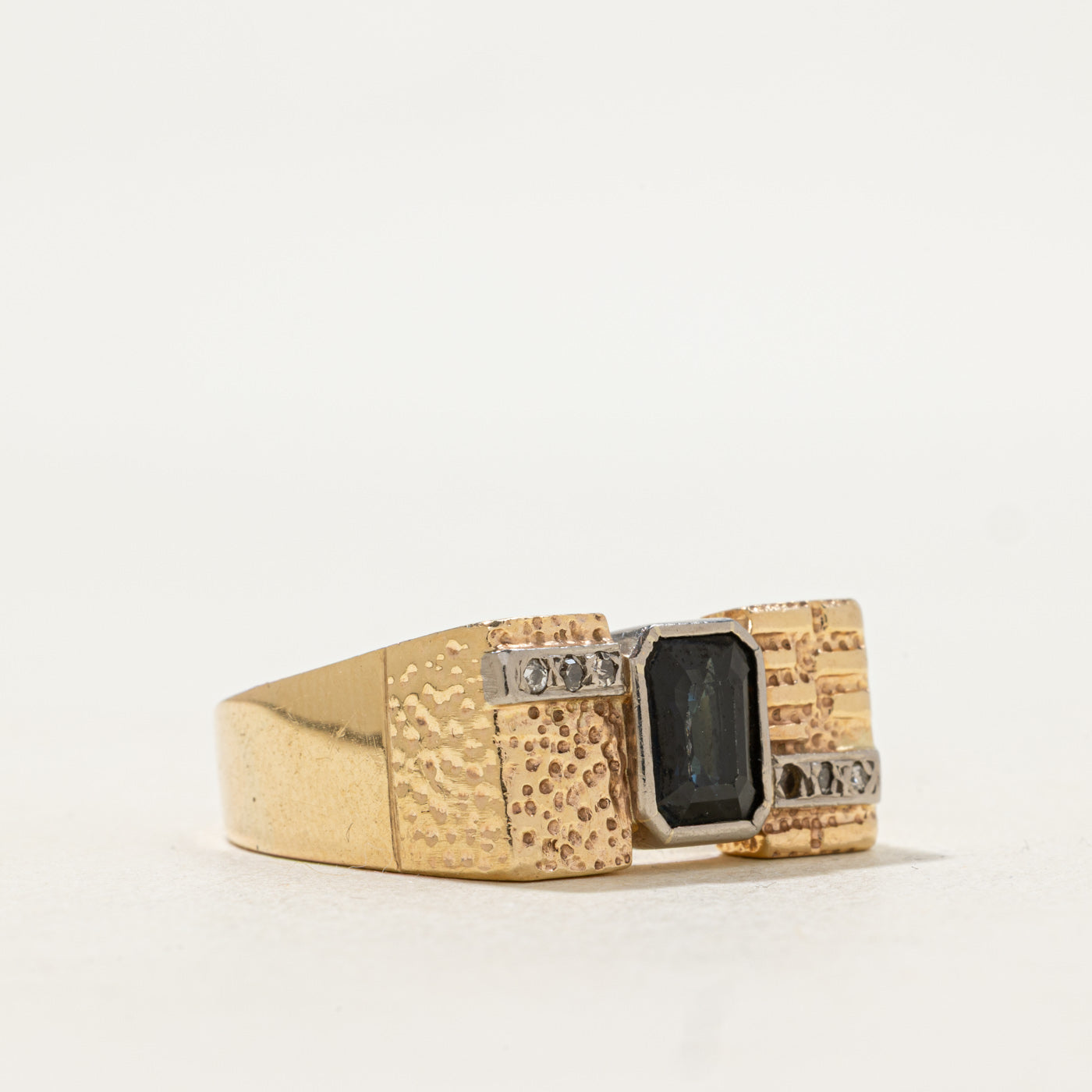 Bague à bords plats en saphir et diamants | 2,34 ct, 0,06 ct au total | Taille 12 |