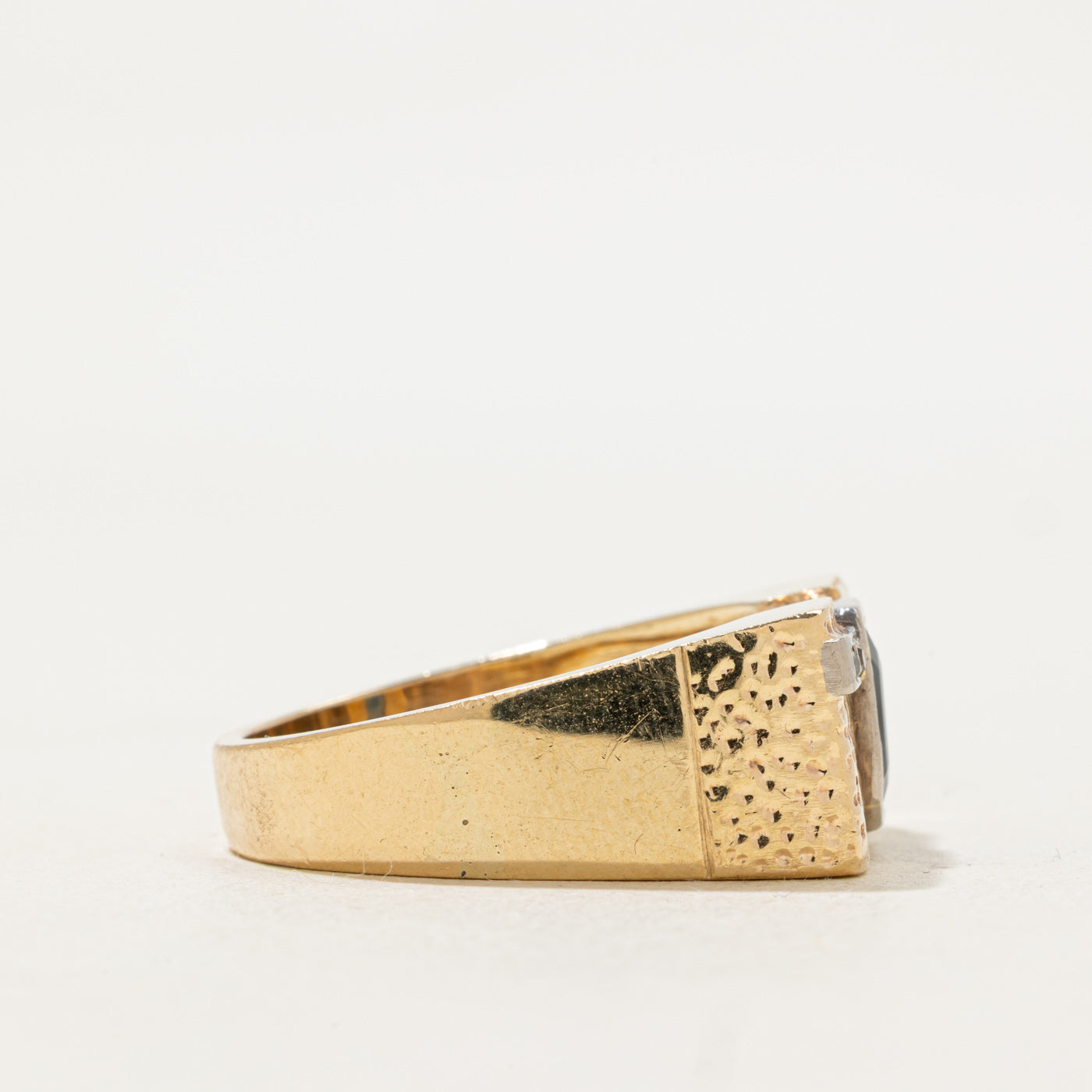 Bague à bords plats en saphir et diamants | 2,34 ct, 0,06 ct au total | Taille 12 |