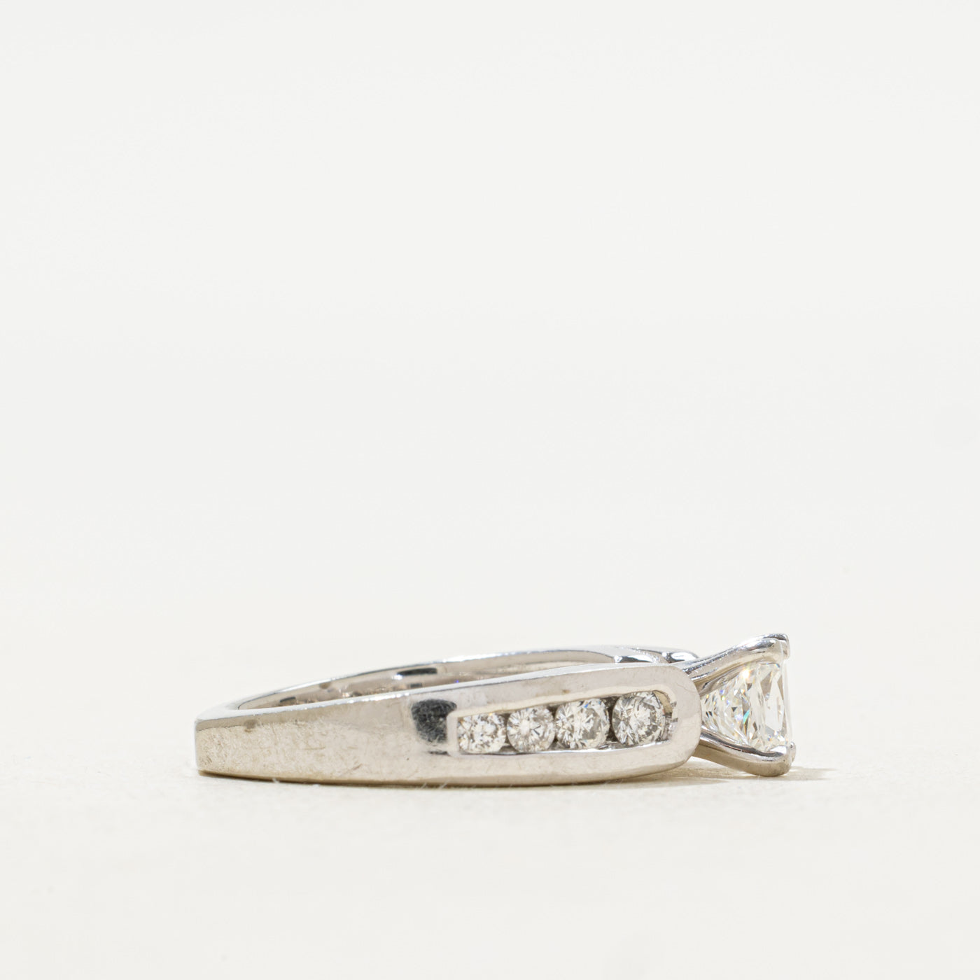 Bague de fiançailles solitaire en diamant avec accents en canal | 0,88 ct, taille 4 |