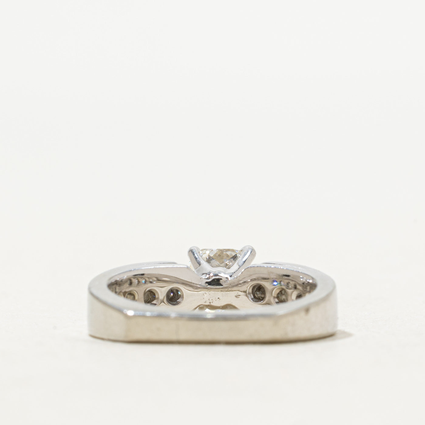 Bague de fiançailles solitaire en diamant avec accents en canal | 0,88 ct, taille 4 |