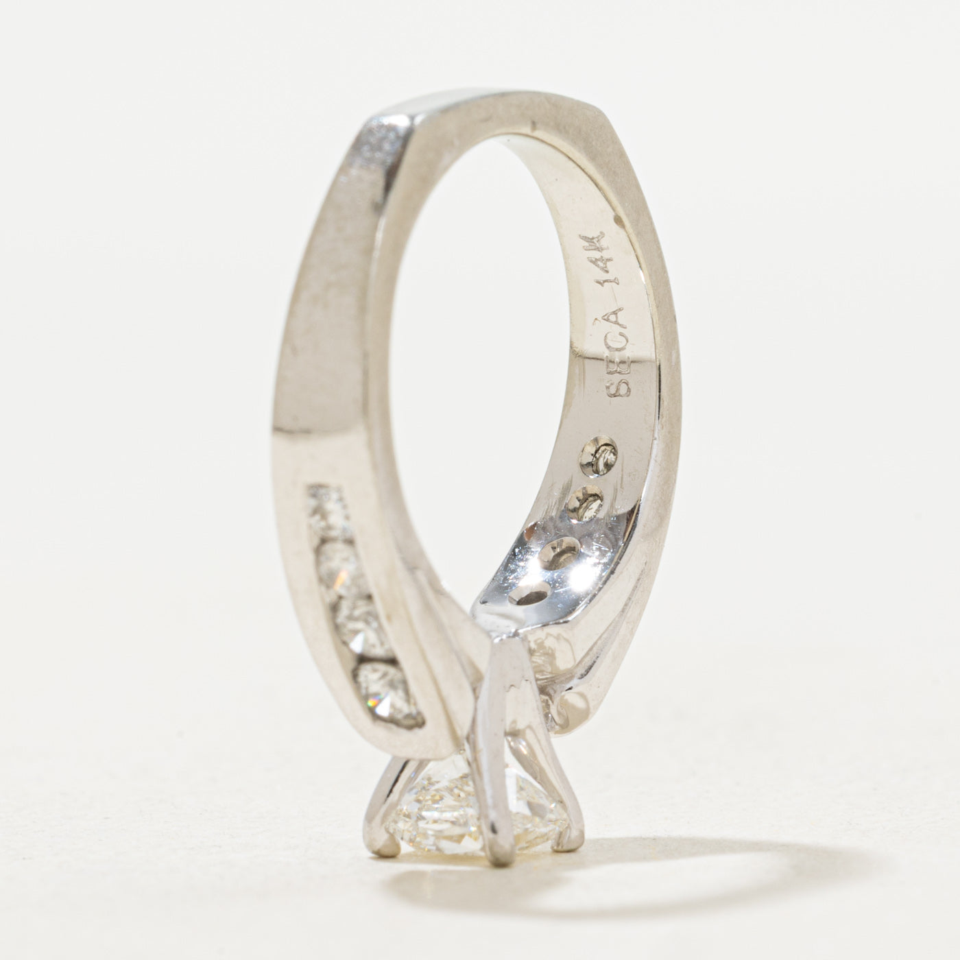 Bague de fiançailles solitaire en diamant avec accents en canal | 0,88 ct, taille 4 |