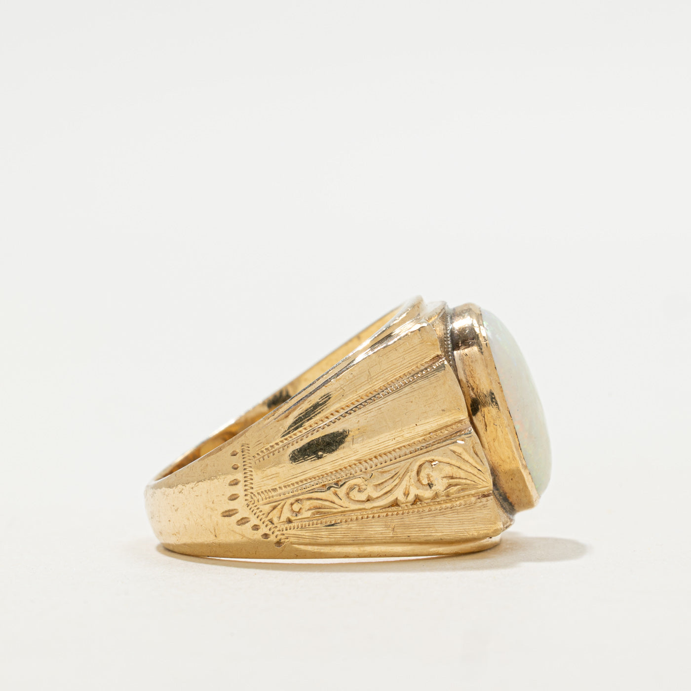 Bague cocktail en opale sertie clos et gravée | 3,00 ct | Taille 10 |