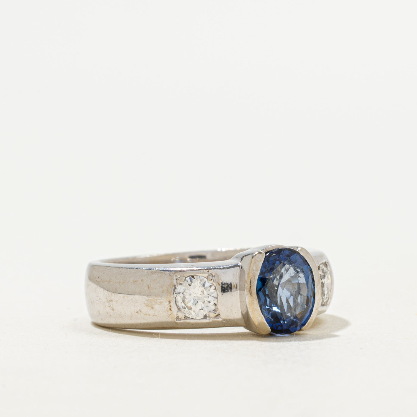 Bague trois pierres en saphir bleu et diamants sertis semi-clos | 1,50 ct, 0,30 ct au total | Taille 6,25 |
