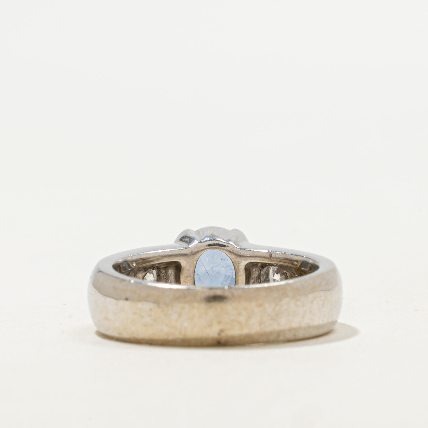 Bague trois pierres en saphir bleu et diamants sertis semi-clos | 1,50 ct, 0,30 ct au total | Taille 6,25 |
