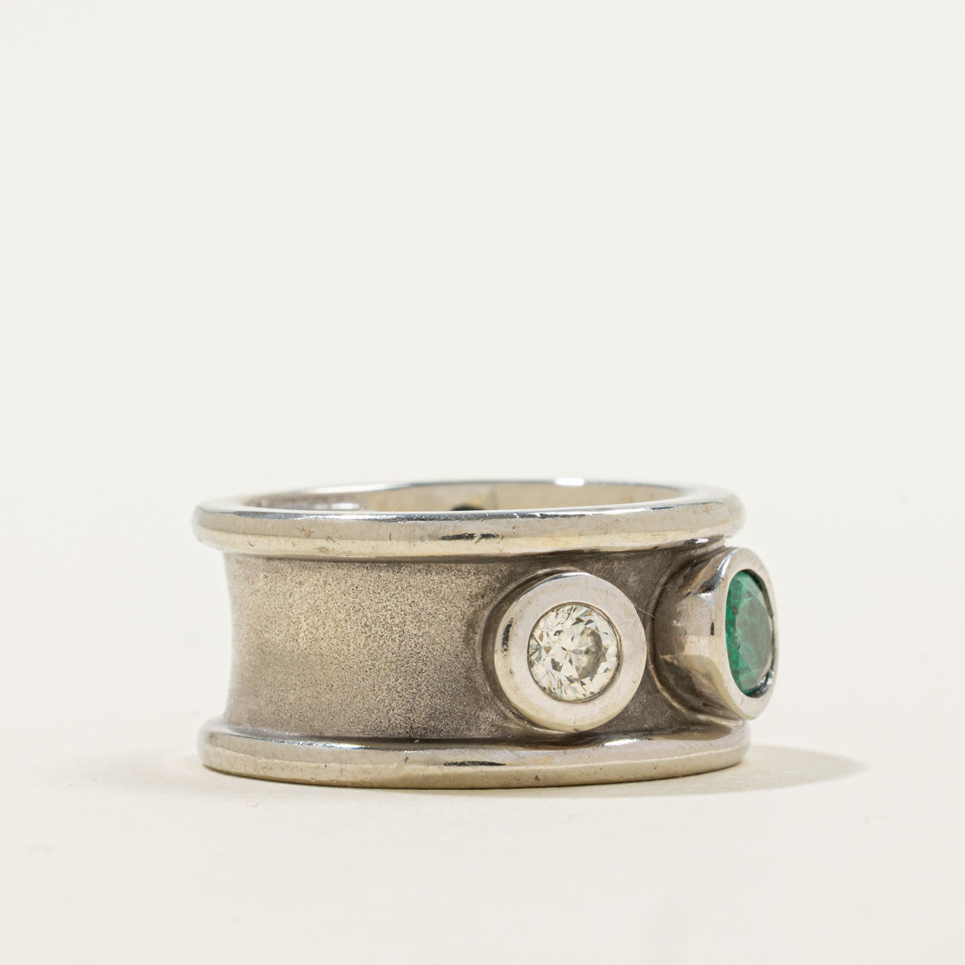 Bague sertie clos d'émeraudes et de diamants | 0,78 ct | 0,20 ct | Taille 4,5 |