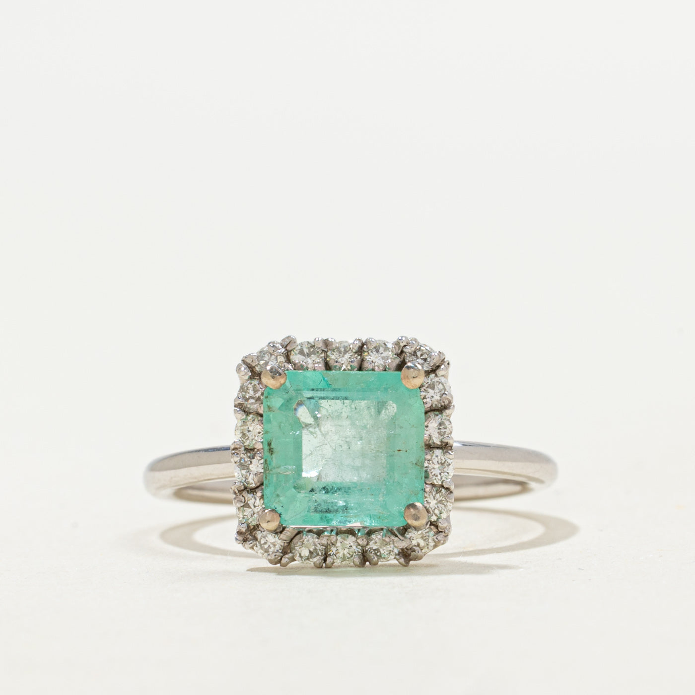 Bague halo émeraude et diamants | 1,58 ct, 0,28 ct au total | Taille 6,25 | 