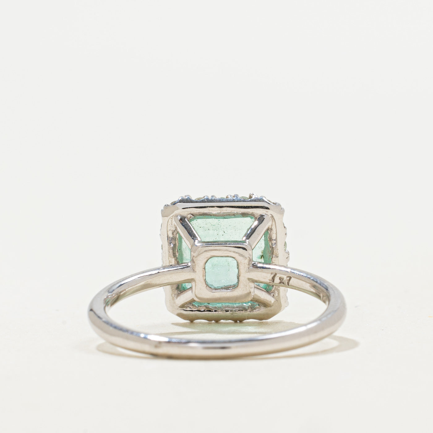 Bague halo émeraude et diamants | 1,58 ct, 0,28 ct au total | Taille 6,25 | 