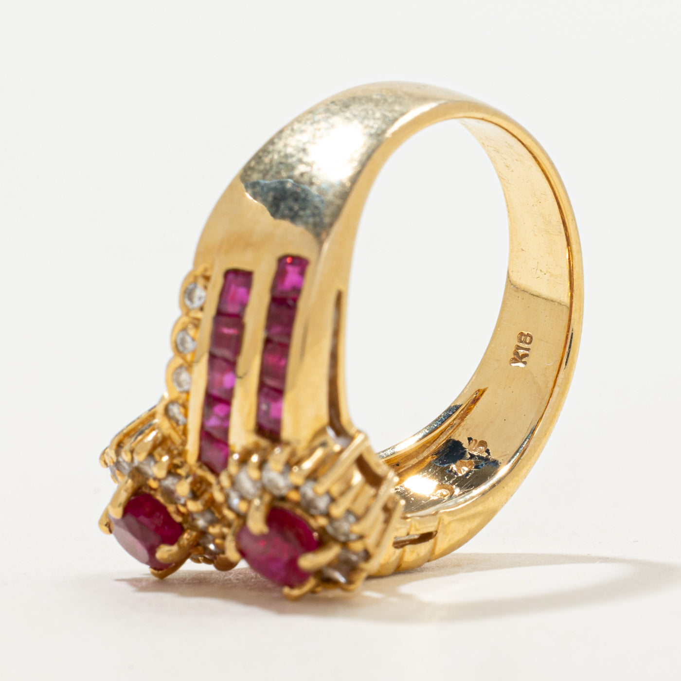 Bague halo contour en or 18 carats sertie de rubis et de diamants | 2,05 ct au total, 0,45 ct au total | Taille 7,5