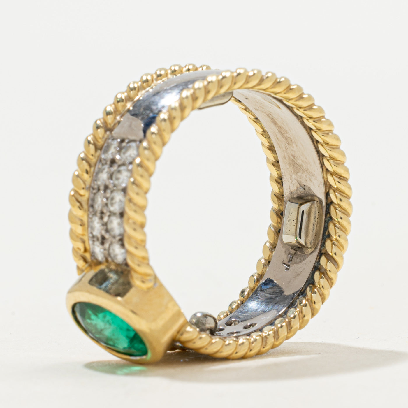 Bague sertie clos d'une émeraude et de diamants | 1,14 ct, 1,50 ct au total | Taille 5