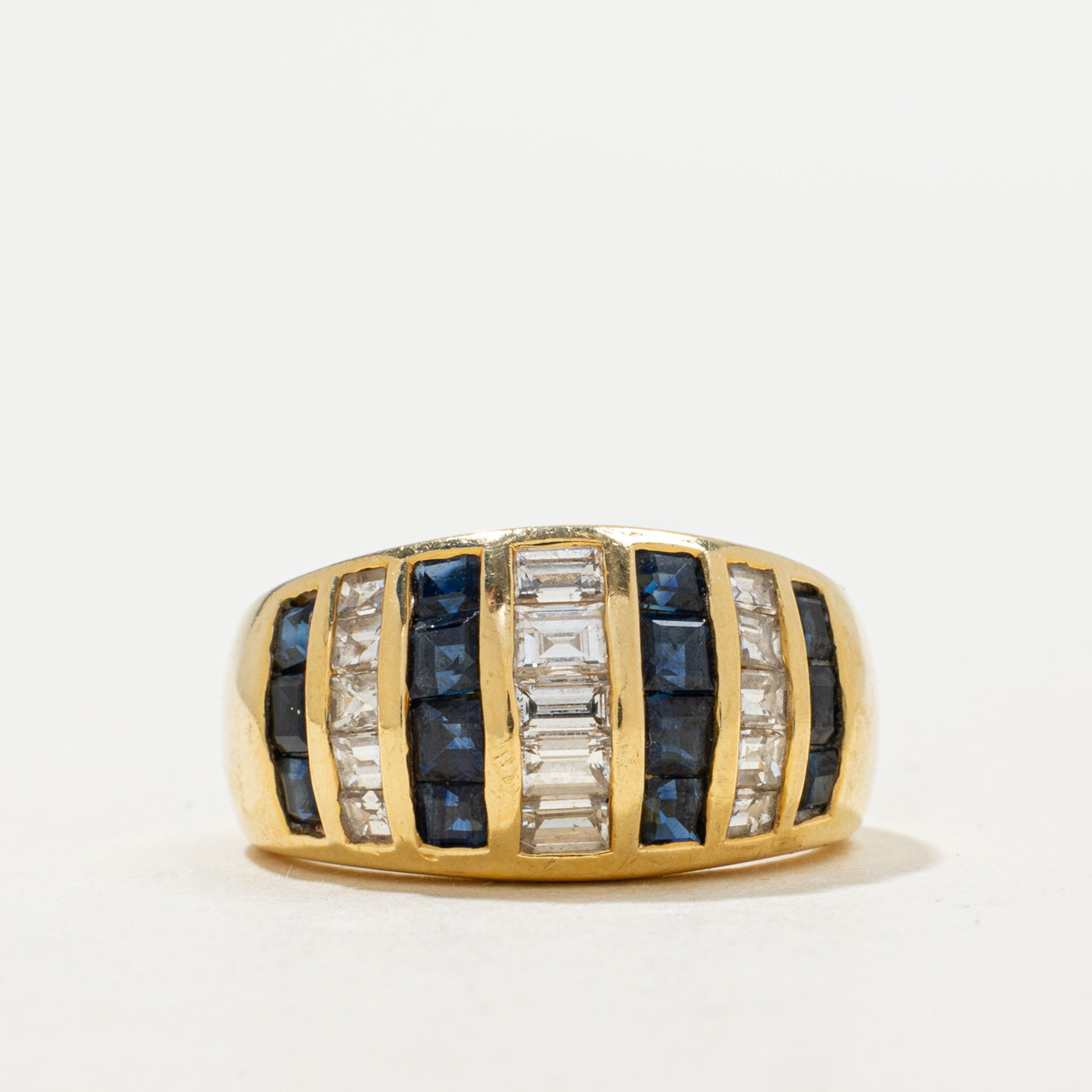 Bague dôme en or 14 carats sertie de diamants et de saphirs bleus | 0,91 ct au total, 1,41 ct au total | Taille 5,5