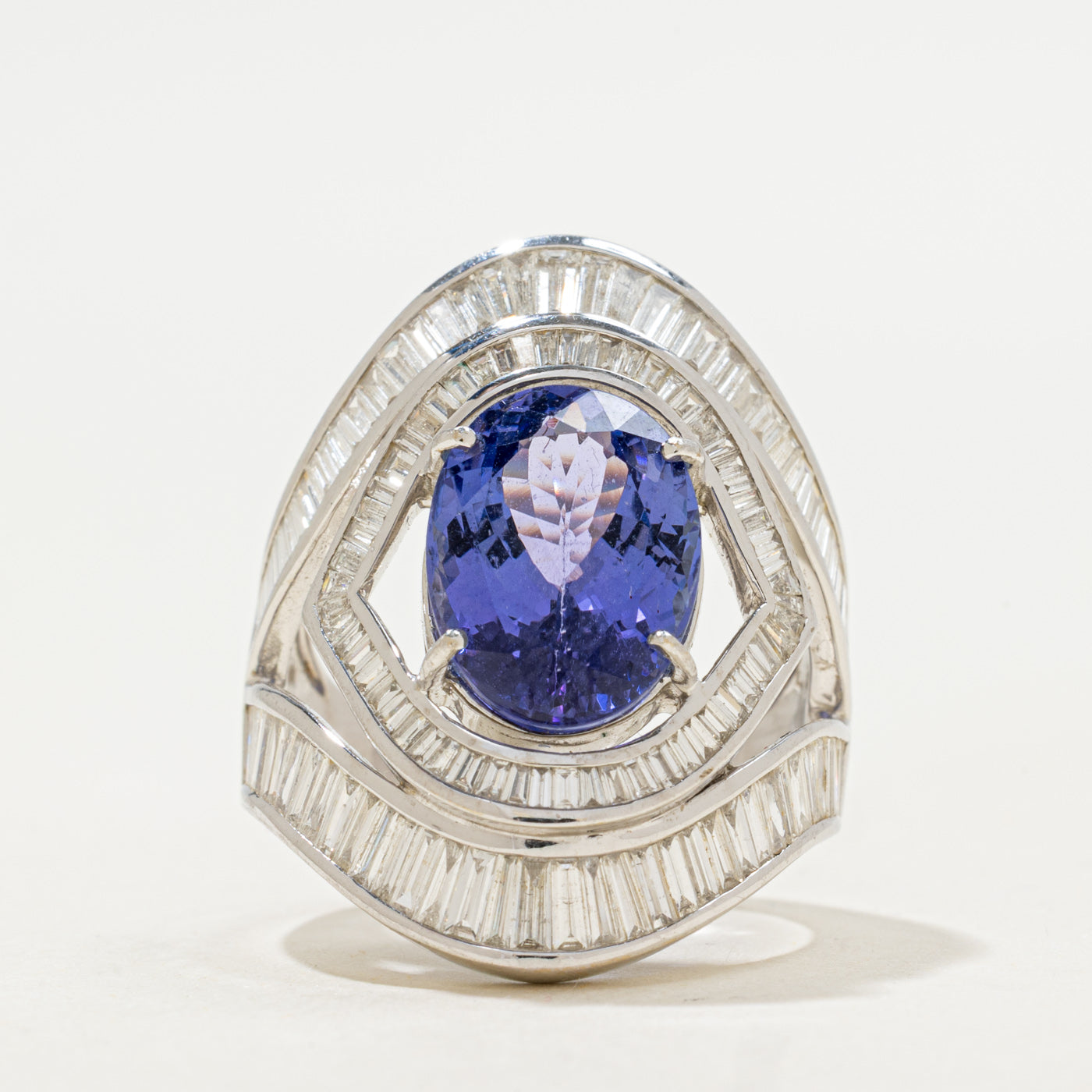 Bague en or blanc 18 carats, tanzanite et diamants | 5,70 ct, 3,09 ct au total | Taille 7