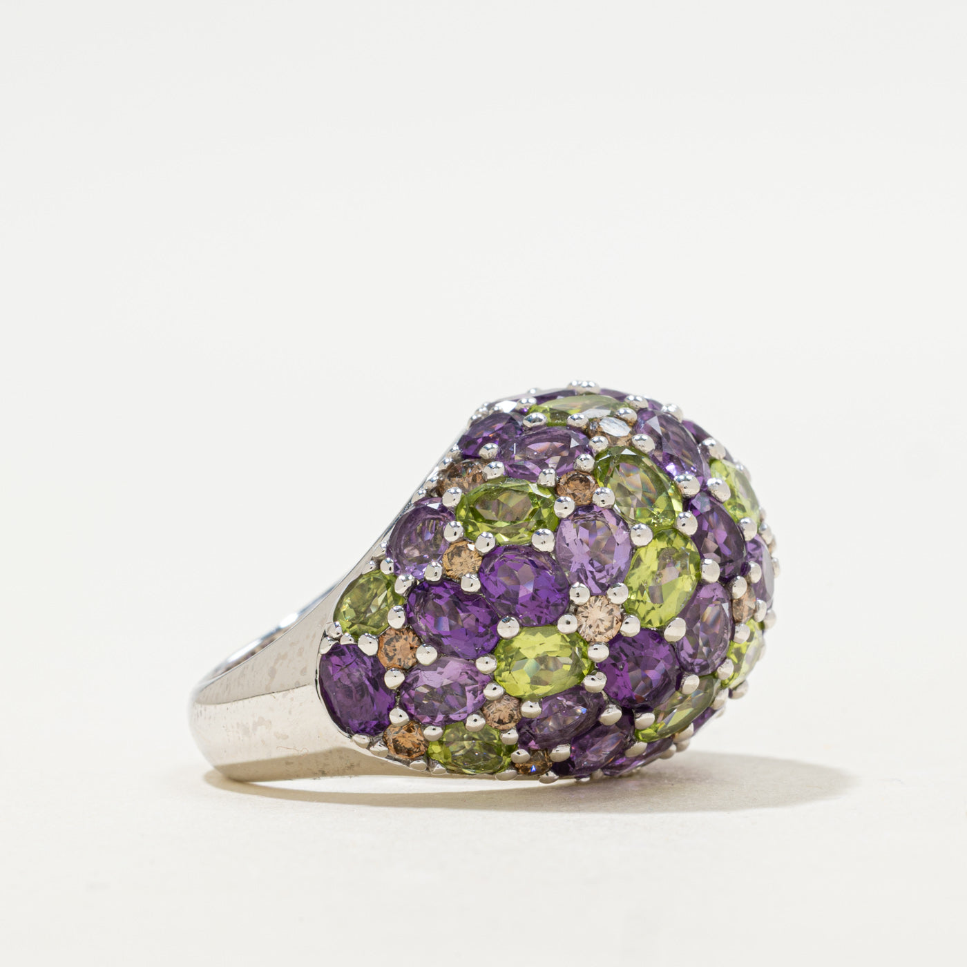 Bague en or 18 carats sertie de péridot, d'améthyste et de diamants | Poids total des pierres : 6,28 ct, 7,45 ct, 1,42 ct | Taille 6,5