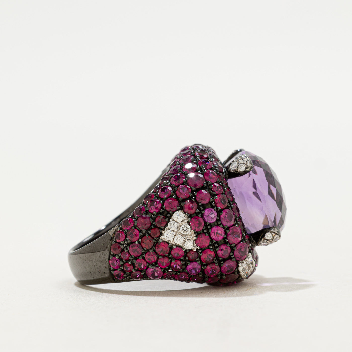 Bague en or blanc 18 carats rhodié noir, améthyste, rubis et diamants | 13,00 ct, 7,50 ct au total, 0,33 ct au total | Taille 6,5 | 