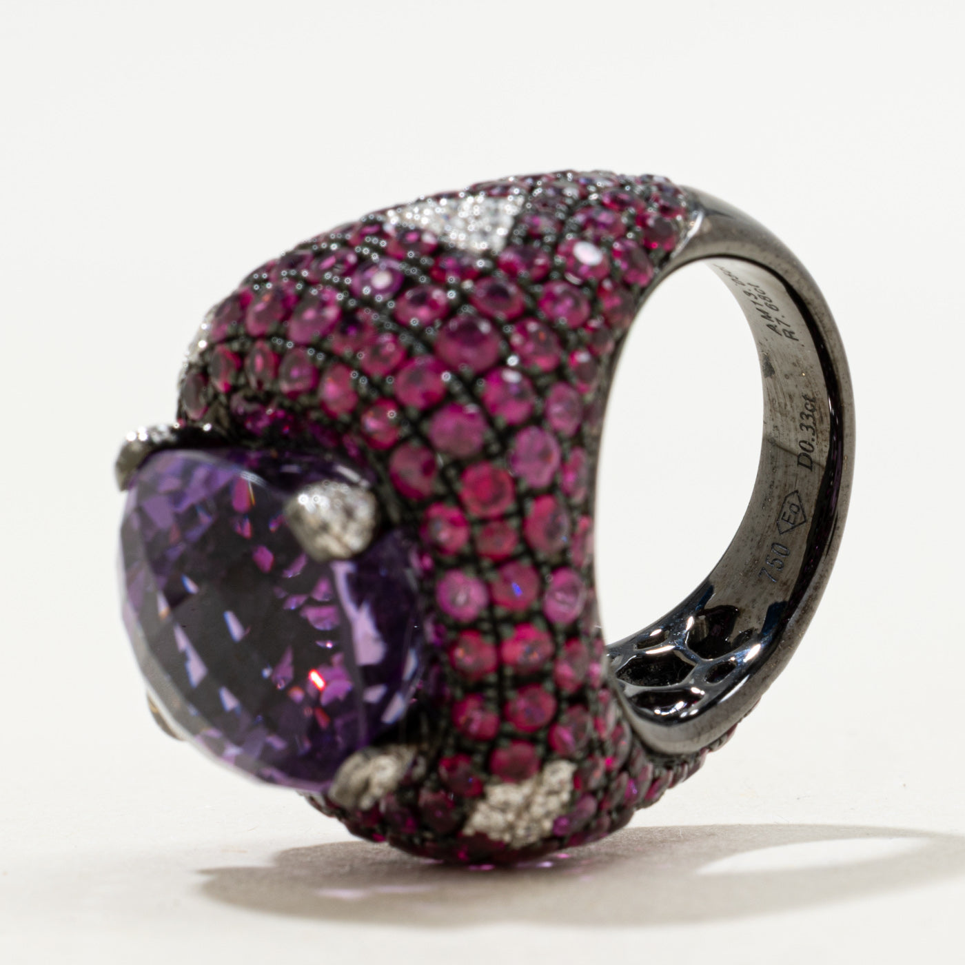 Bague en or blanc 18 carats rhodié noir, améthyste, rubis et diamants | 13,00 ct, 7,50 ct au total, 0,33 ct au total | Taille 6,5 | 