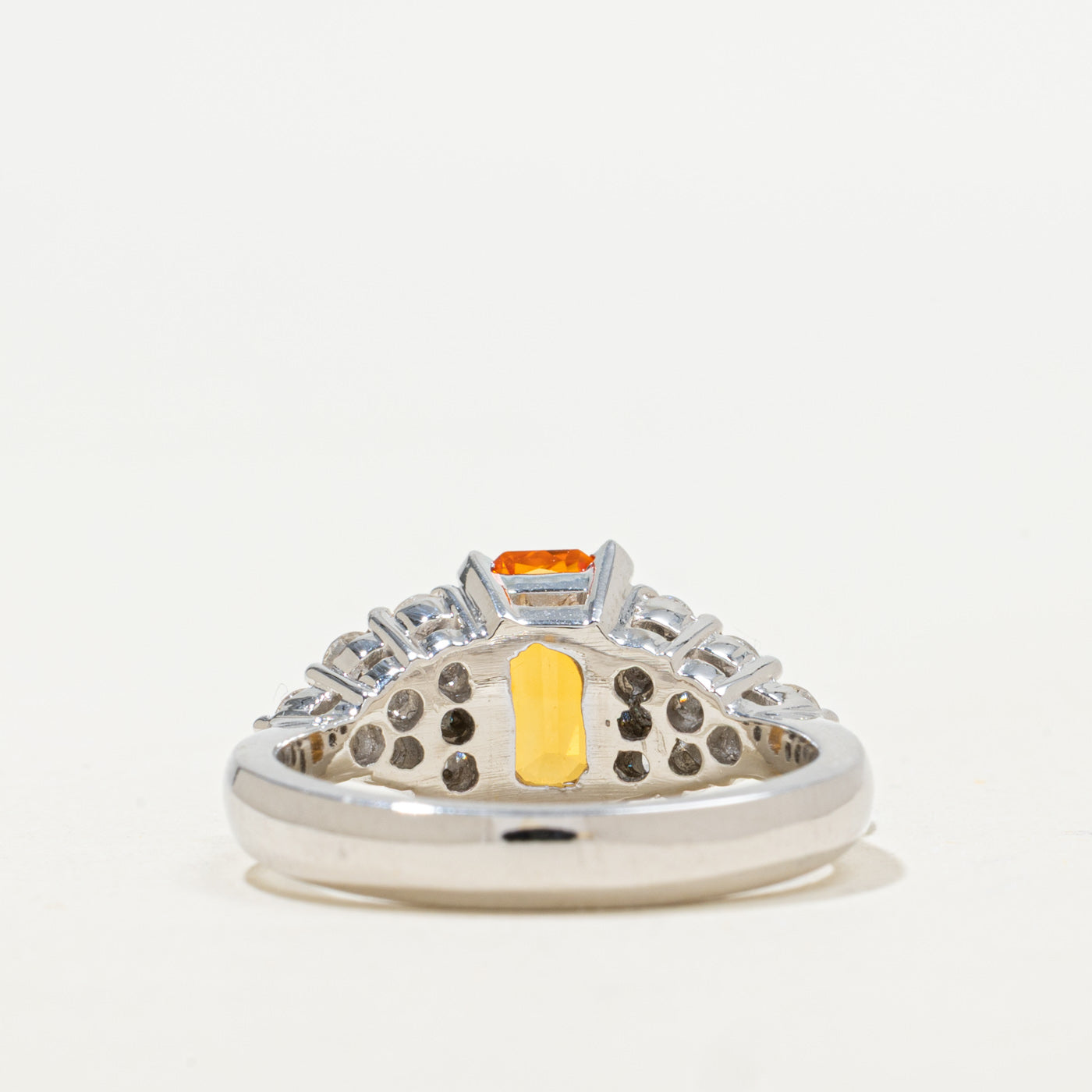 Bague en or blanc 18 carats, saphir orange et diamants | 1,45 ct, 0,60 ct au total | Taille 6,5 |