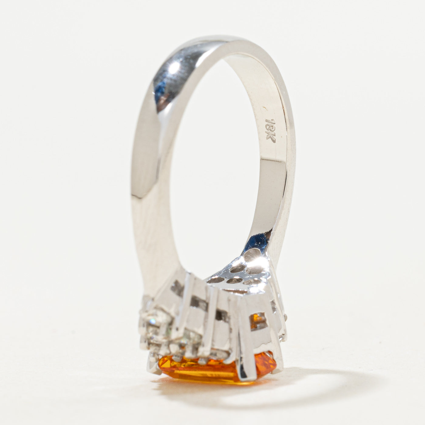Bague en or blanc 18 carats, saphir orange et diamants | 1,45 ct, 0,60 ct au total | Taille 6,5 |