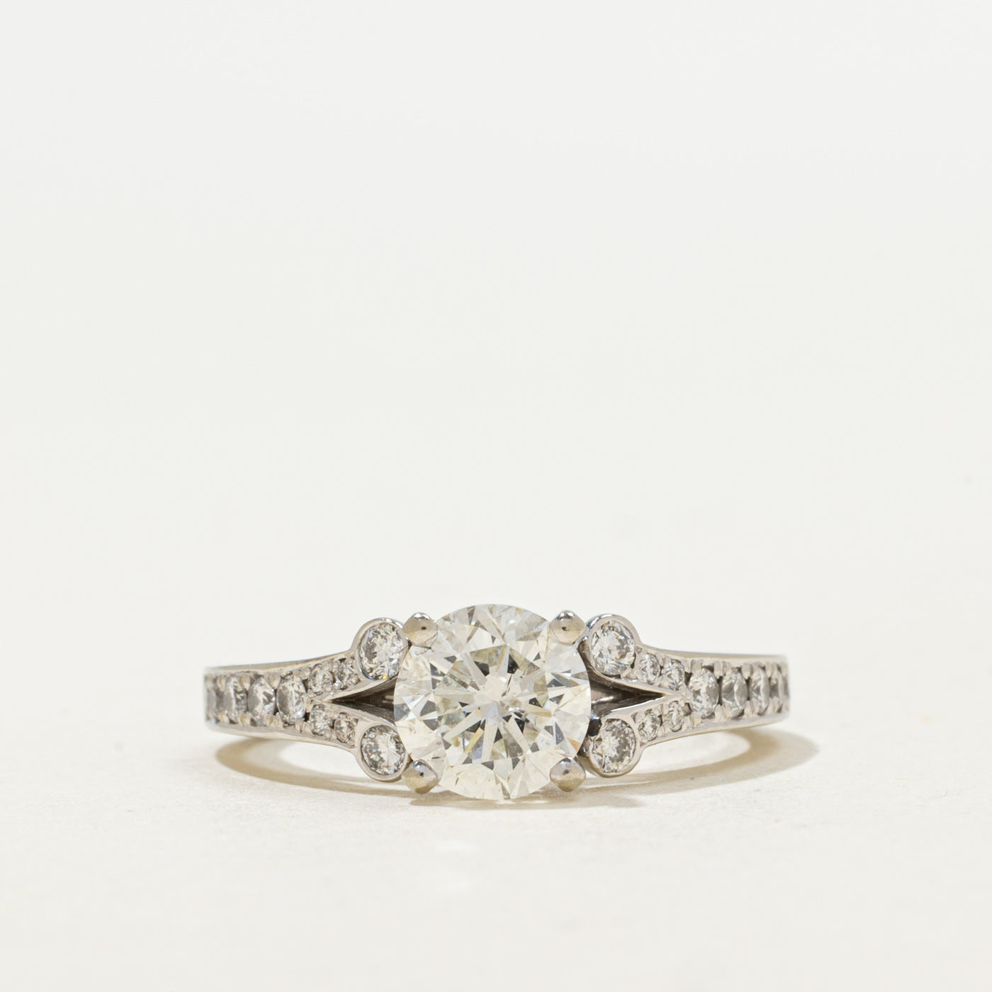 Bague de fiançailles sertie de diamants sur un anneau fendu | 1,36 ct | SI2, H | Taille 6 |