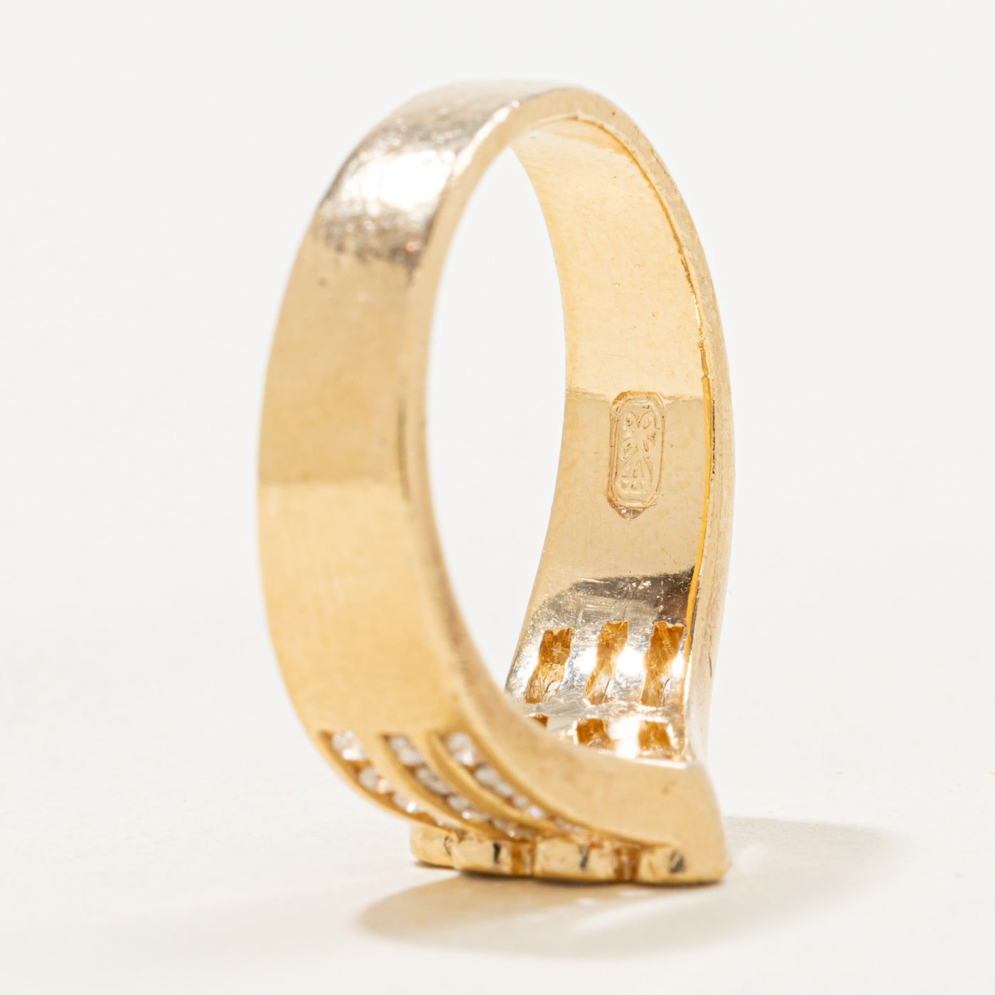 Channel Set Diamond Chevron Ring | 0.25ctw | SZ 6.5 |
