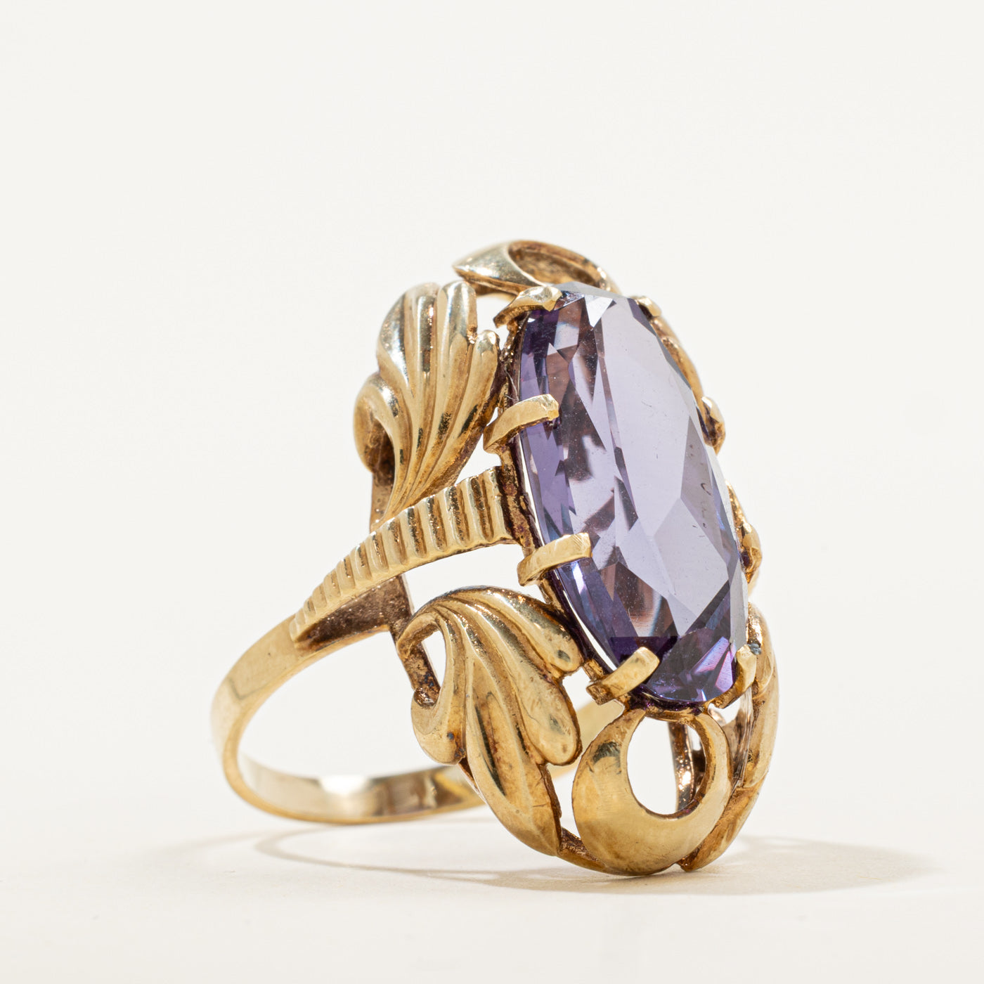 Bague ornée d'un saphir synthétique à changement de couleur | 7,45 ct | Taille 7,25 | 