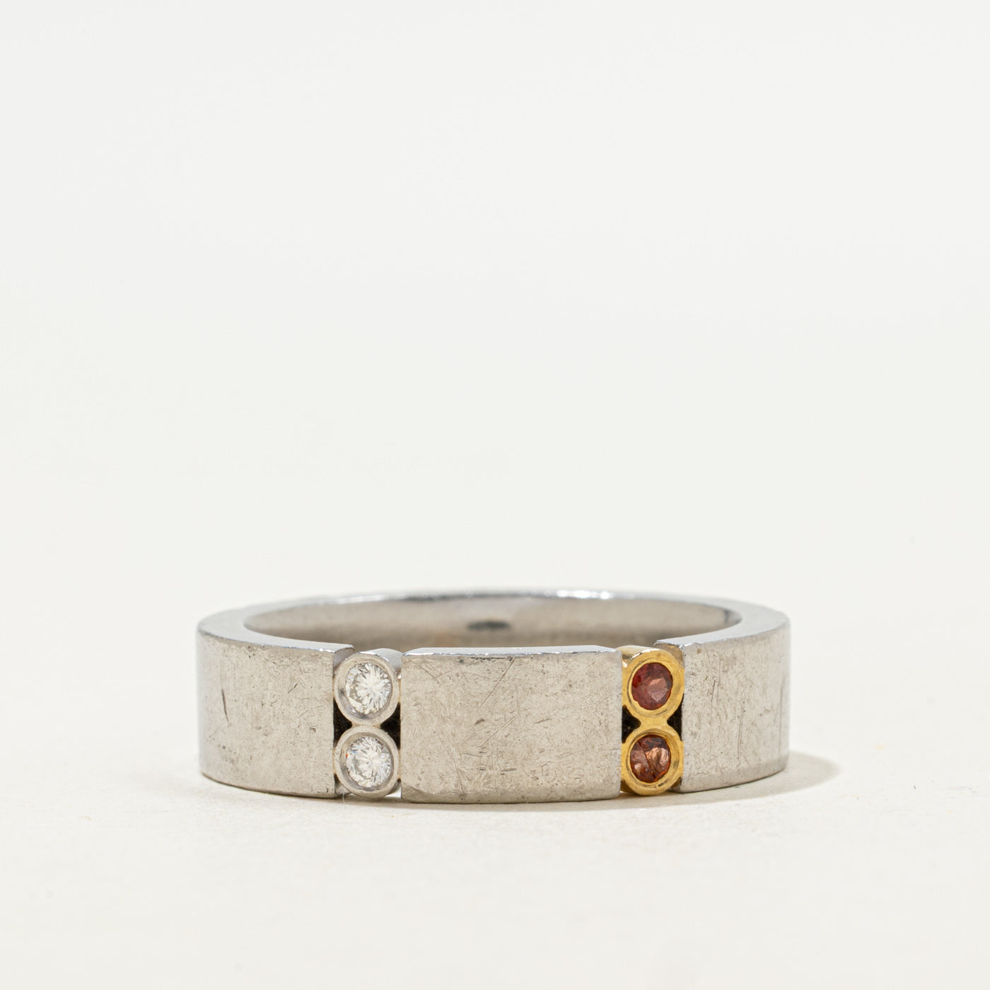 Bague sertie de diamants et de grenats | 0,07 ct au total, 0,07 ct au total | Taille 10 | 