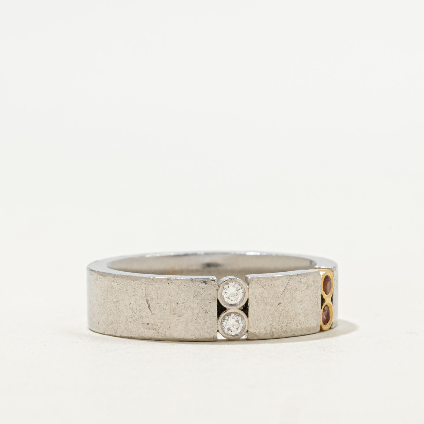 Bague sertie de diamants et de grenats | 0,07 ct au total, 0,07 ct au total | Taille 10 | 