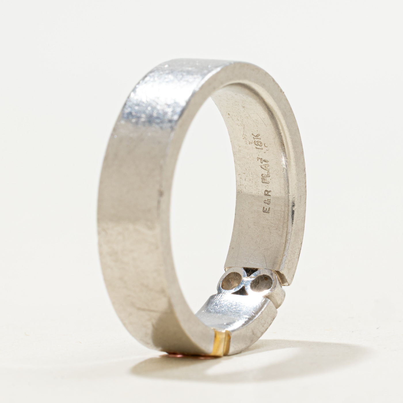 Bague sertie de diamants et de grenats | 0,07 ct au total, 0,07 ct au total | Taille 10 | 