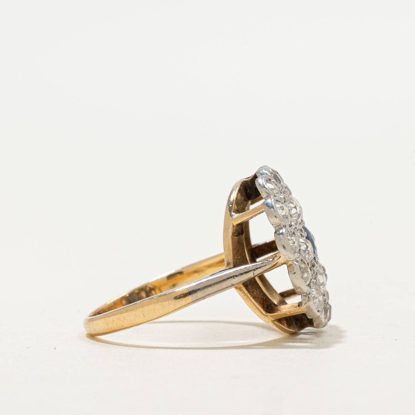 Bague édouardienne en platine, or 14 carats, diamant taille ancienne européenne et halo de saphirs | 2,30 ct au total, 0,36 ct | Taille 6,75 | 