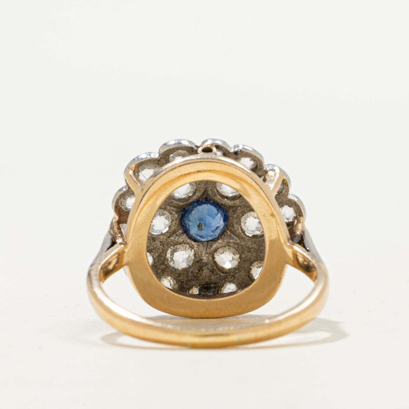 Bague édouardienne en platine, or 14 carats, diamant taille ancienne européenne et halo de saphirs | 2,30 ct au total, 0,36 ct | Taille 6,75 | 