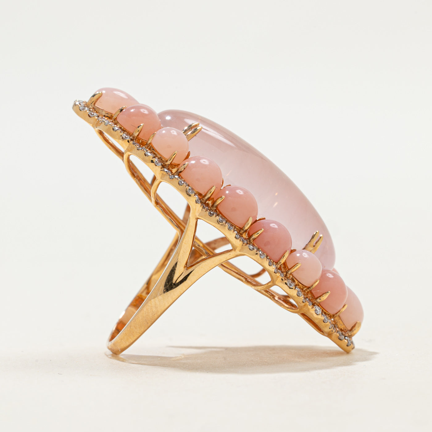 Bague en or rose 18 carats, quartz calcédoine et diamants | 10,70 ct, 13,36 ct au total, 0,50 ct au total | Taille 7