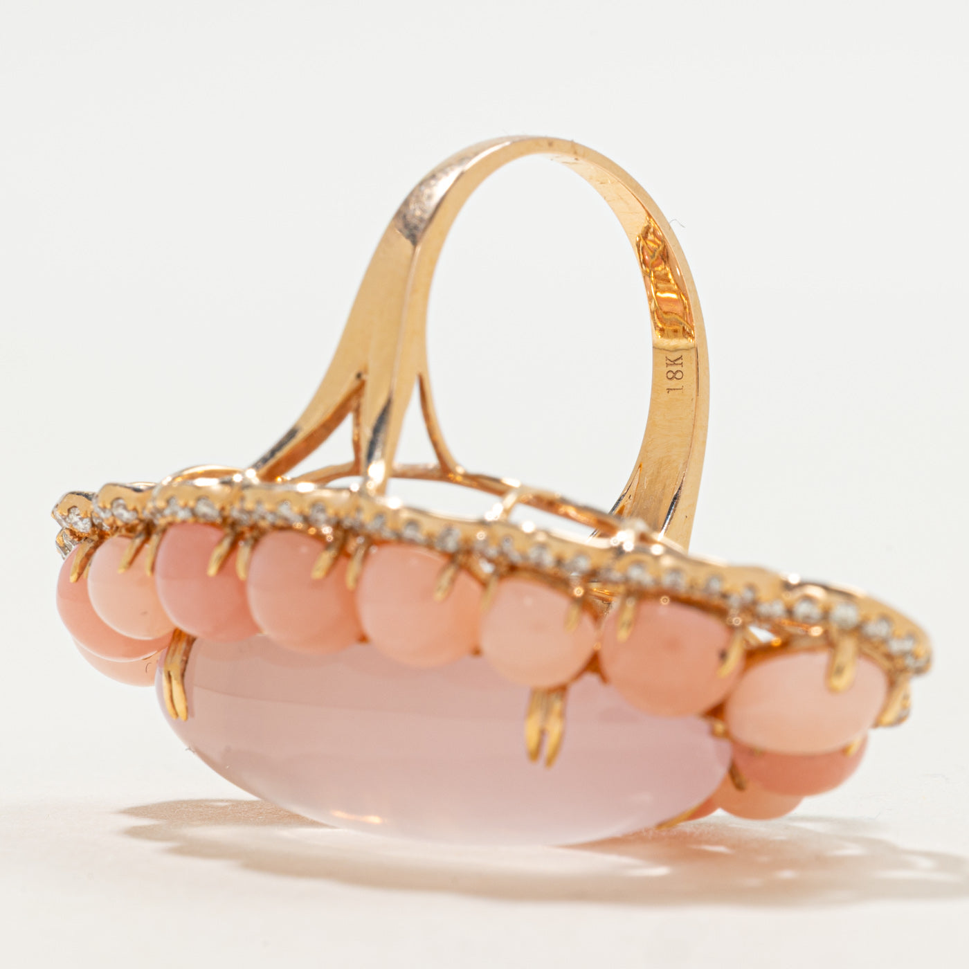 Bague en or rose 18 carats, quartz calcédoine et diamants | 10,70 ct, 13,36 ct au total, 0,50 ct au total | Taille 7