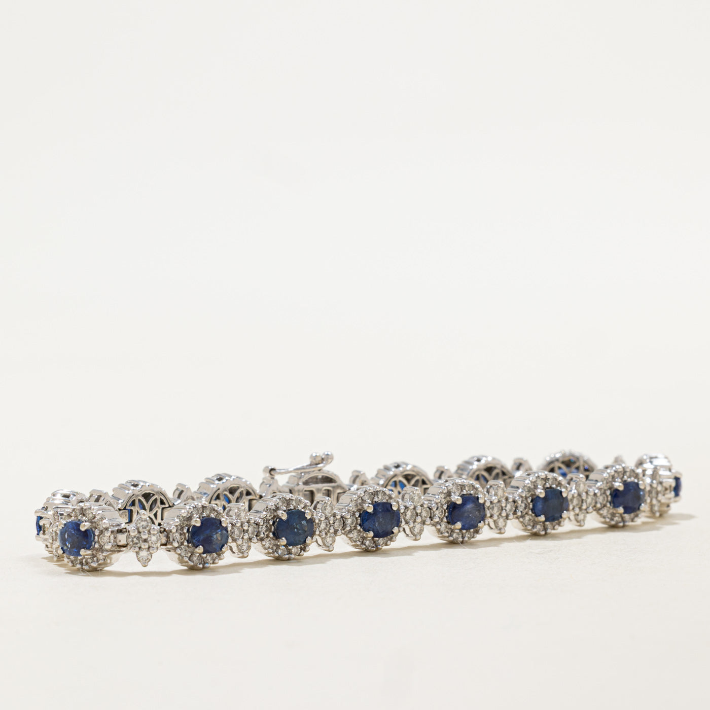 Bracelet tennis halo saphir et diamants | 5,25 ct, 2,58 ct | 17,8 cm | 