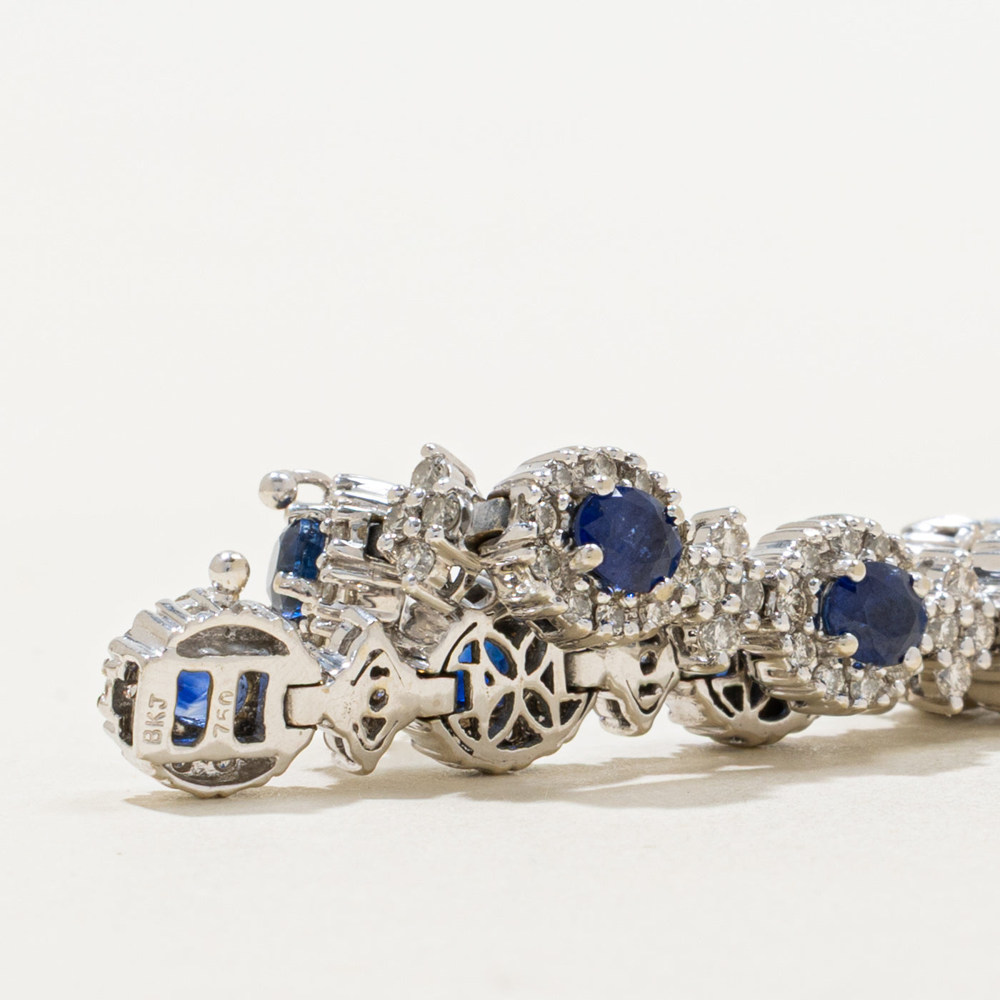 Bracelet tennis halo saphir et diamants | 5,25 ct, 2,58 ct | 17,8 cm | 