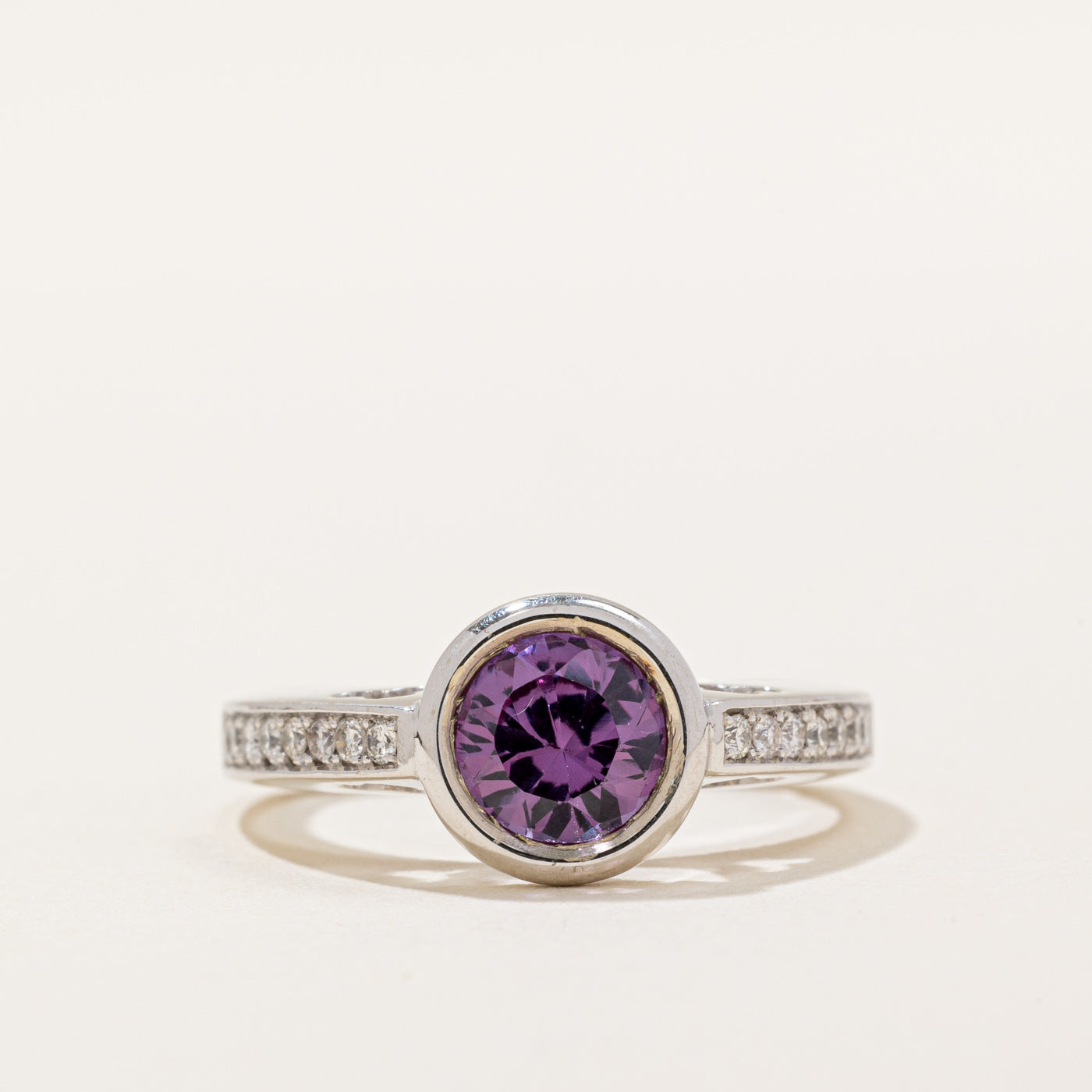 Bague en saphir violet synthétique et diamants | 1,20 ct, 0,16 ct au total | Taille 6,5 | 
