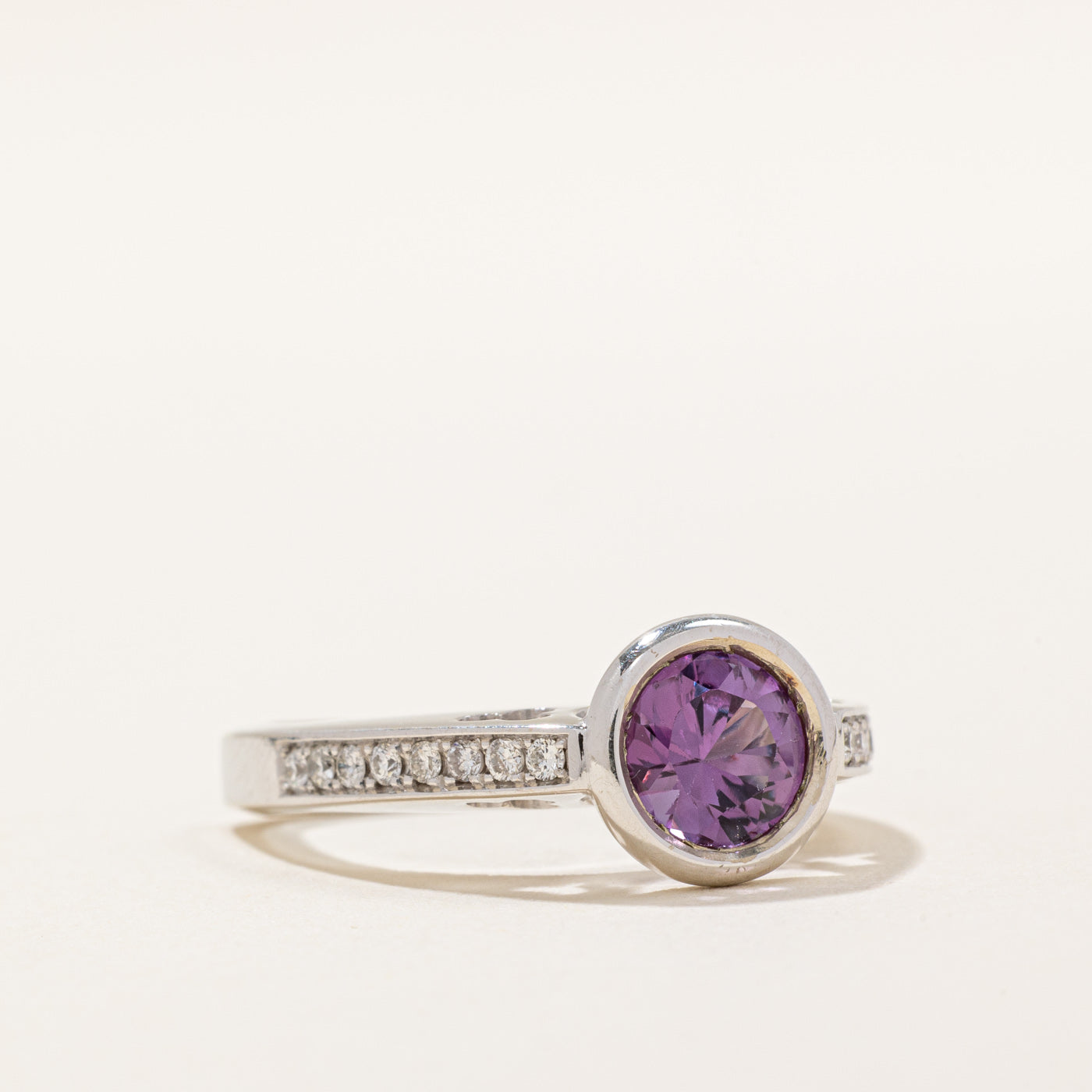 Bague en saphir violet synthétique et diamants | 1,20 ct, 0,16 ct au total | Taille 6,5 | 