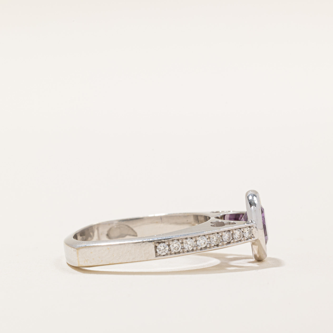 Bague en saphir violet synthétique et diamants | 1,20 ct, 0,16 ct au total | Taille 6,5 | 