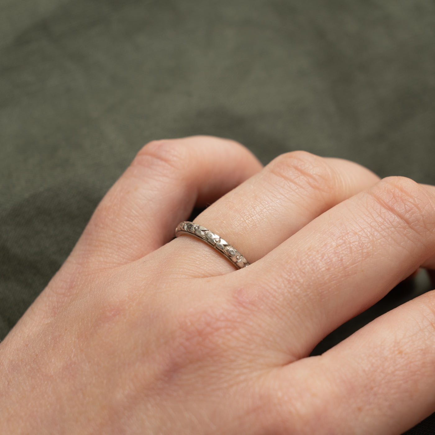 18k Embossed Floral Band | 2.50mm | SZ 4.75