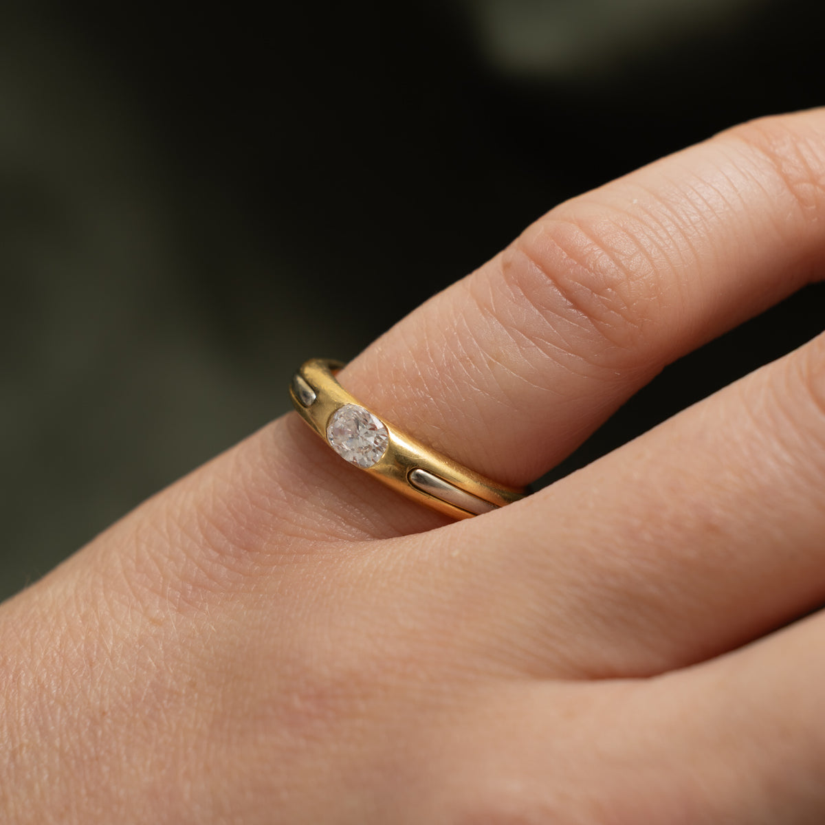 18k Two Tone East West Diamond Grooved Ring | 0.28ct VS2 G | SZ 5