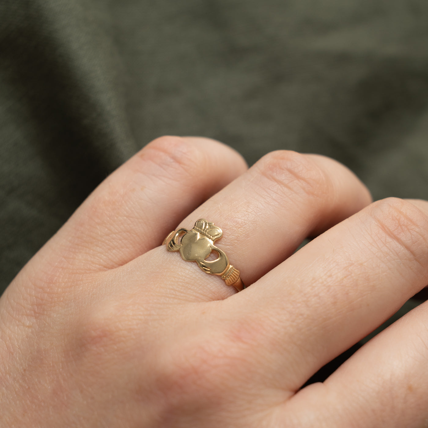 1993 London 9k Yellow Gold Claddagh Ring | SZ 5.5
