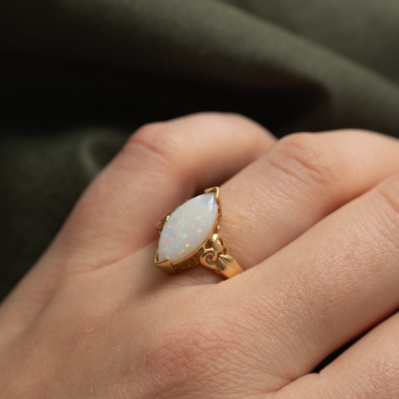 Bague navette en opale à volutes | 2,00 ct | Taille 6,75