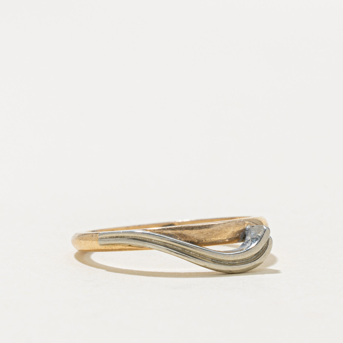 Vintage Canadian Yellow & White Gold Wave Crossover Ring | SZ 6
