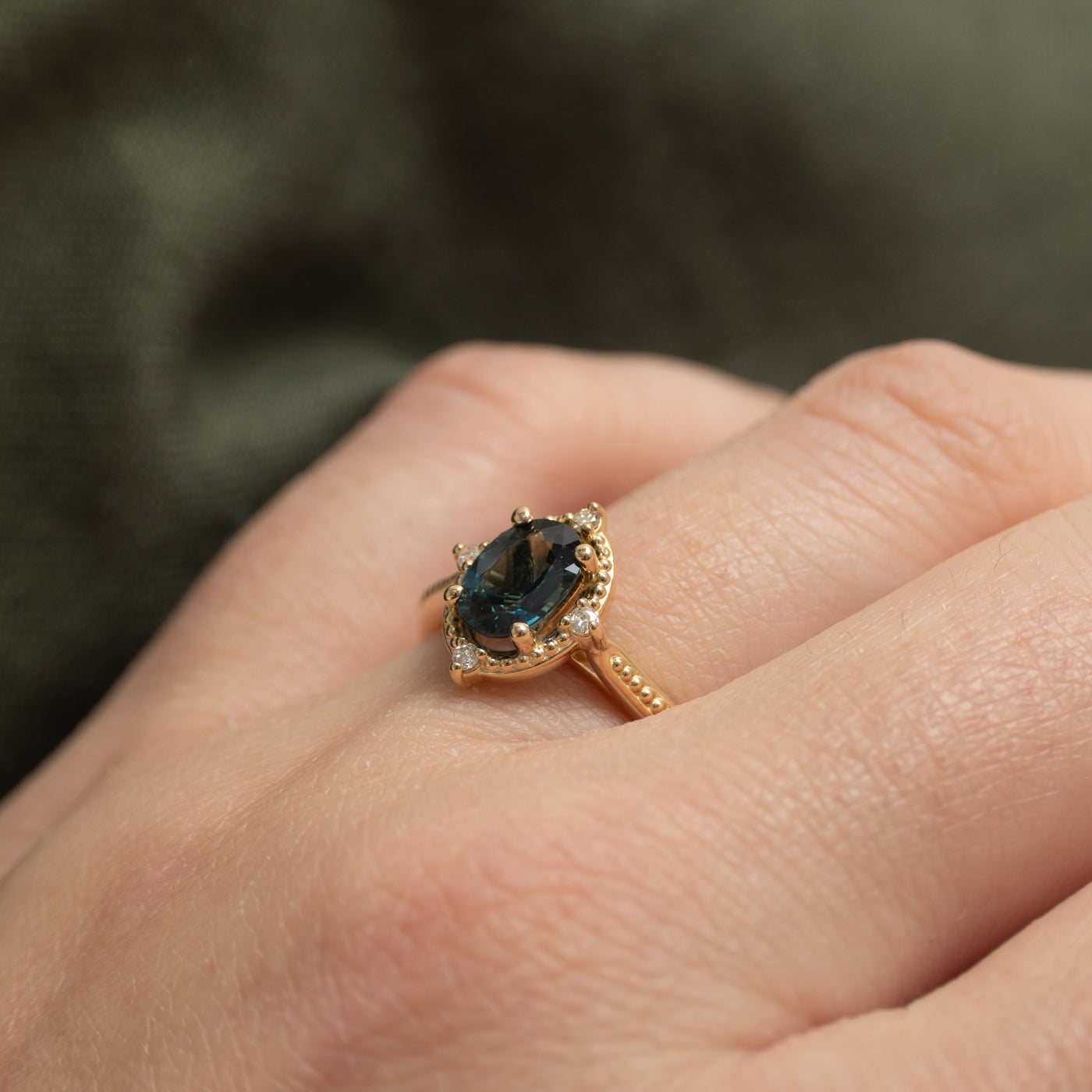 Bague « 100 façons » en saphir et diamants sertis millegrain | 0,84 ct, 0,04 ct au total | Taille 7