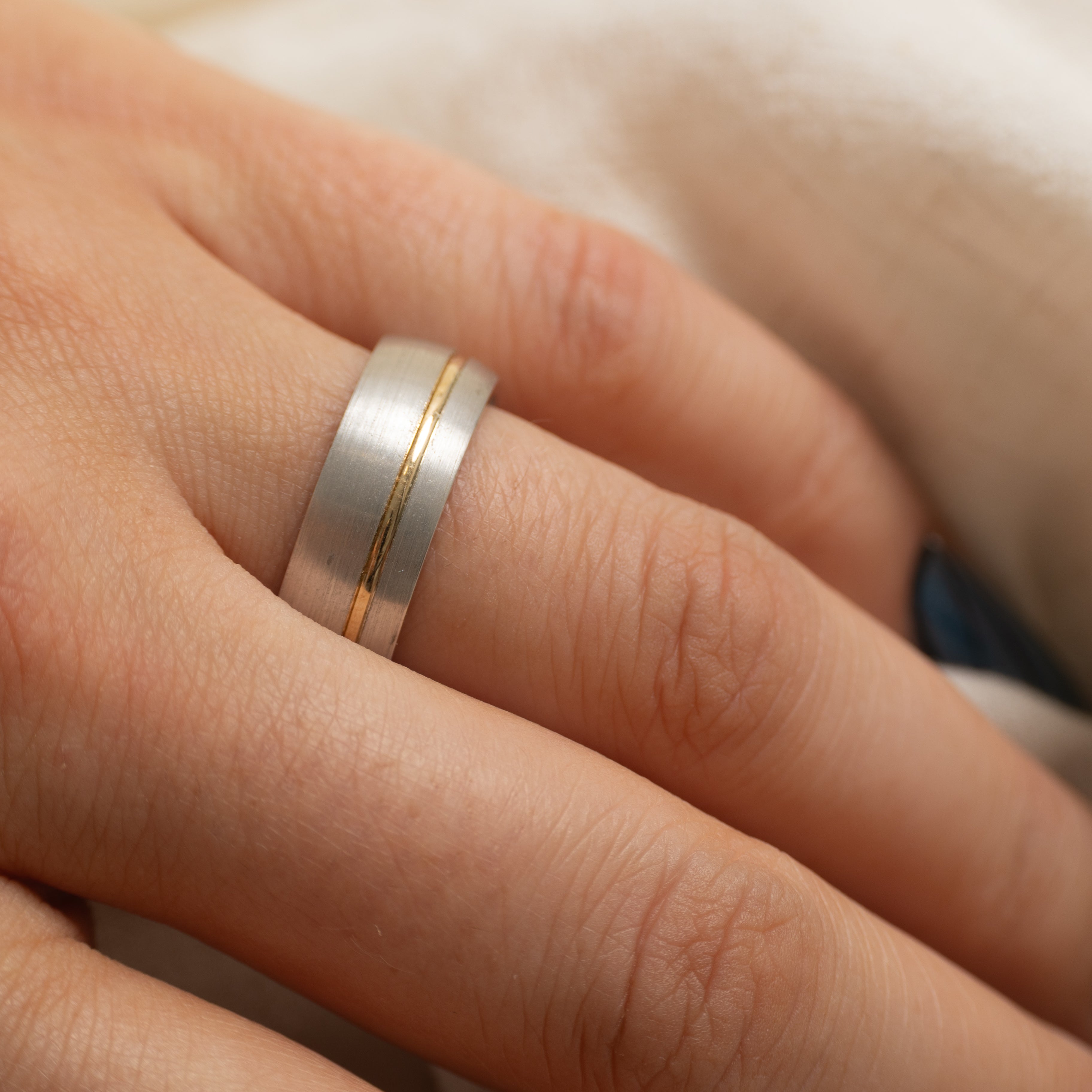 10K White Gold Brushed Band with Yellow Gold Detail | 7mm | SZ 8