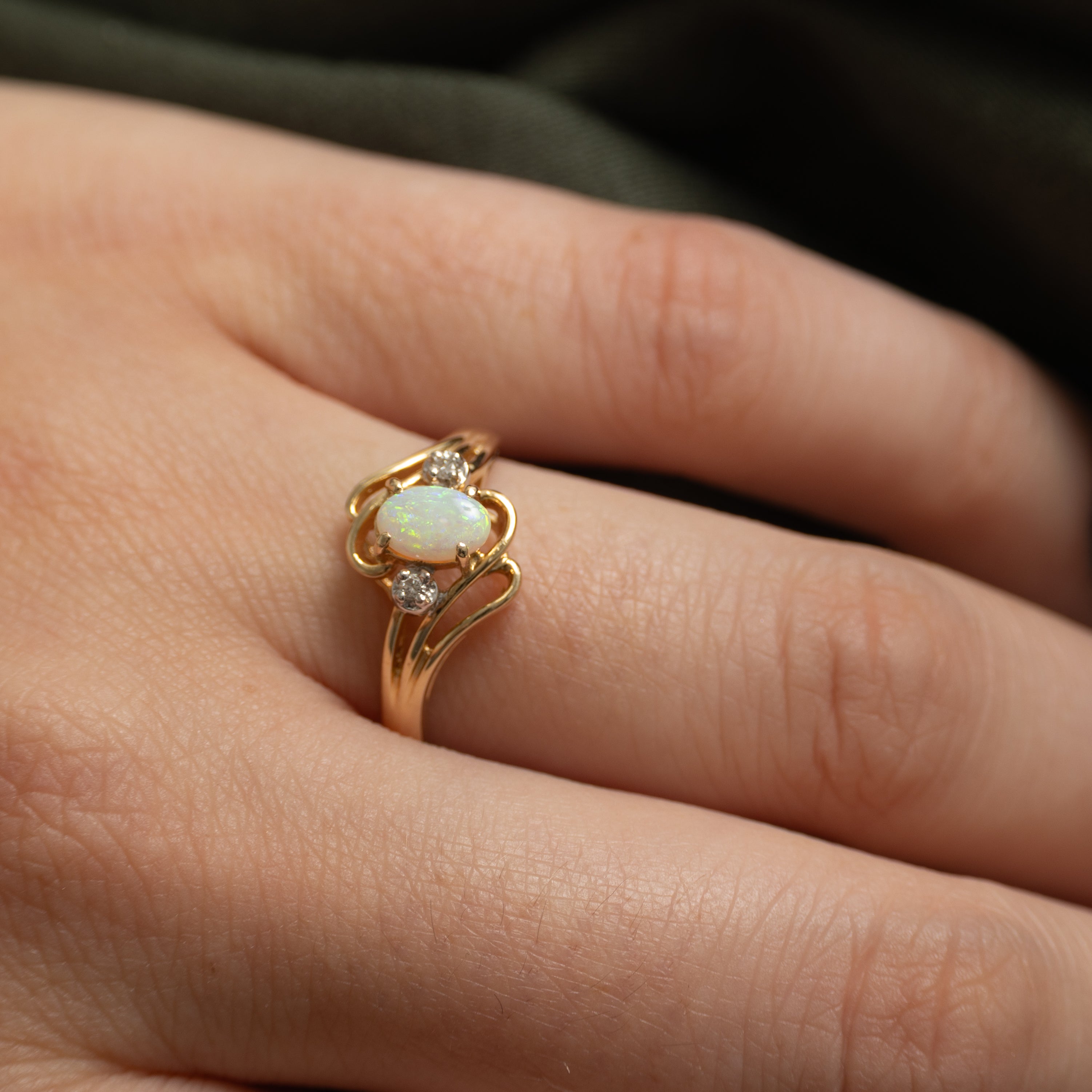 Bague contournée en opale cabochon ovale et diamants | 0,23 ct, 0,02 ct au total | Taille 7,5
