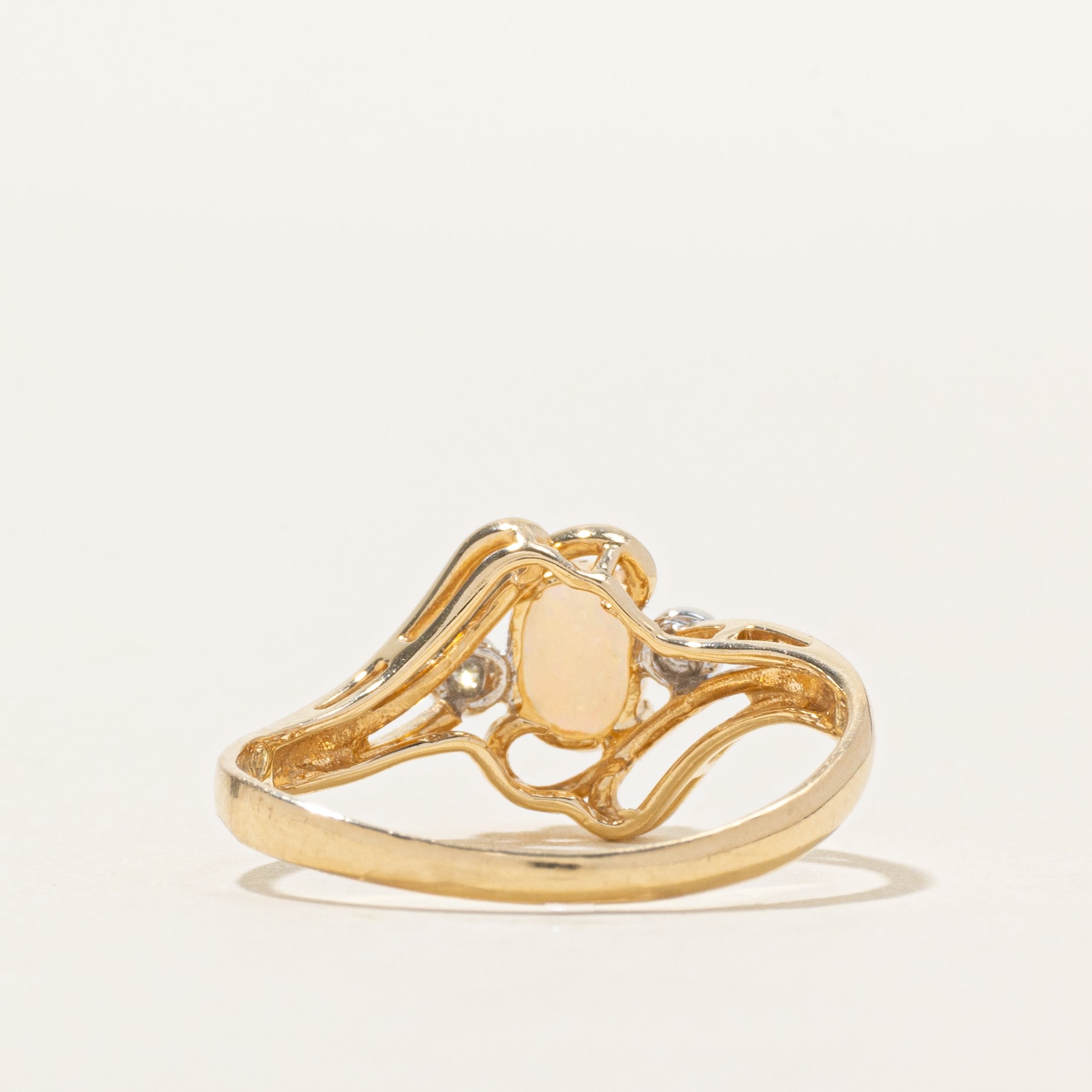 Bague contournée en opale cabochon ovale et diamants | 0,23 ct, 0,02 ct au total | Taille 7,5