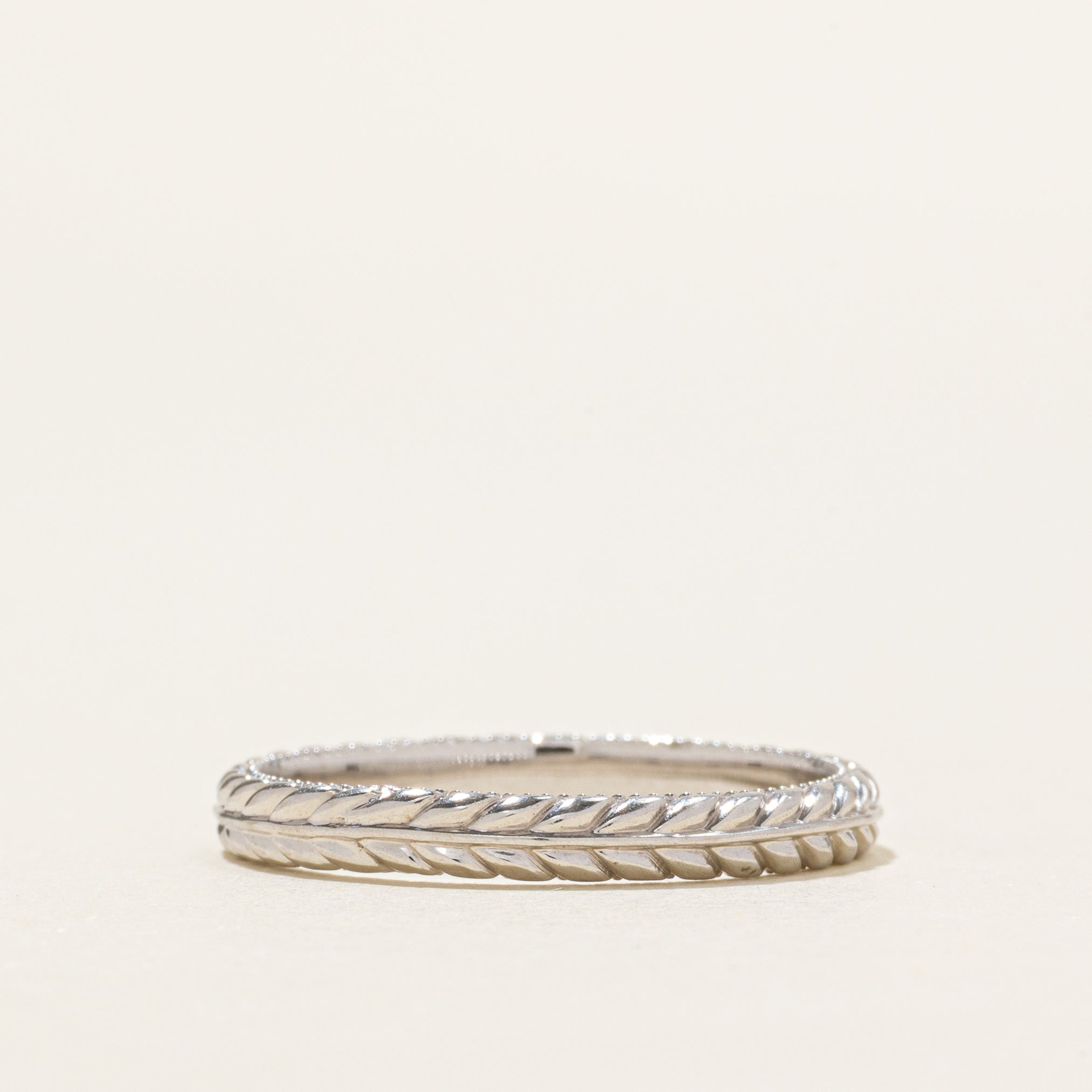 10k White Gold Engraved Laurel Band | 2.6mm | SZ 7.5