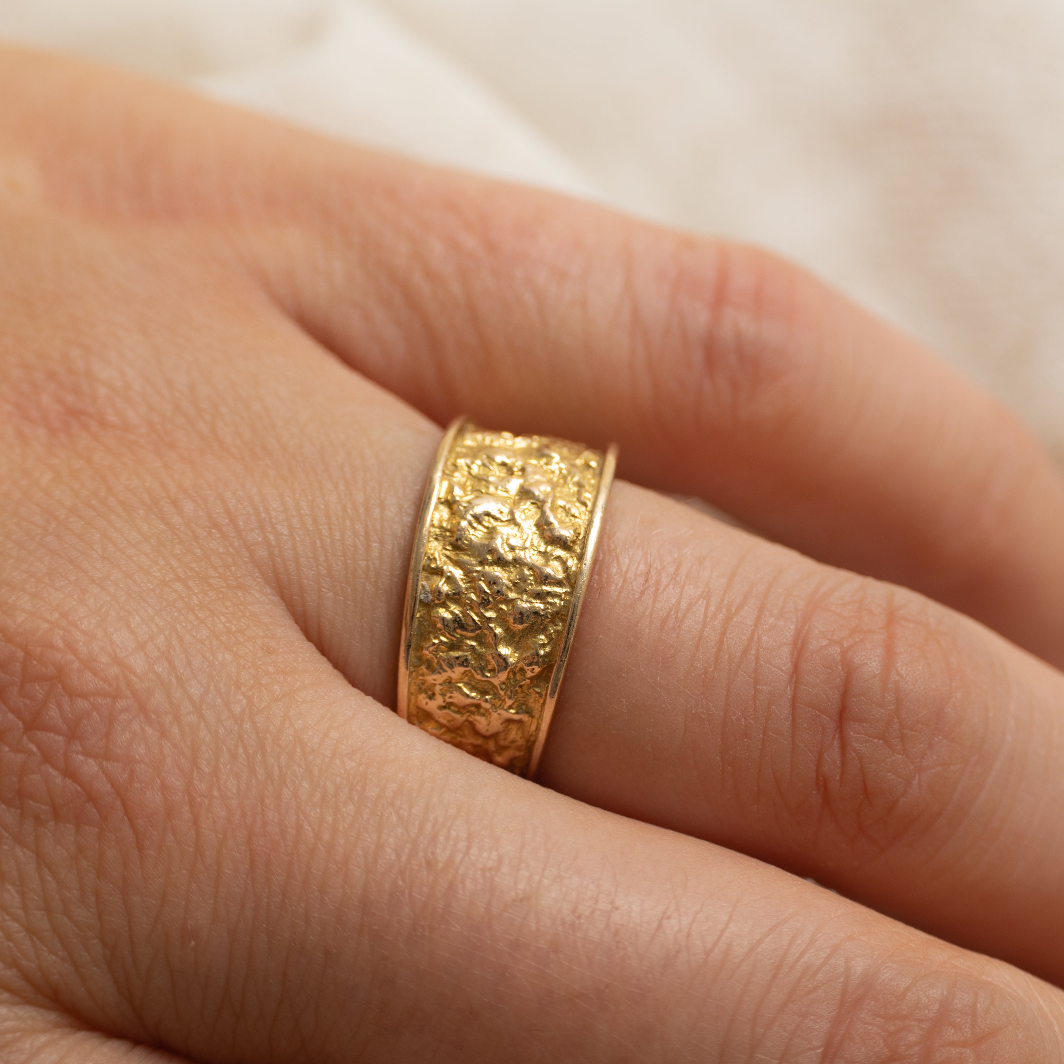14K Textured Yellow Gold Tapered Band | SZ 6