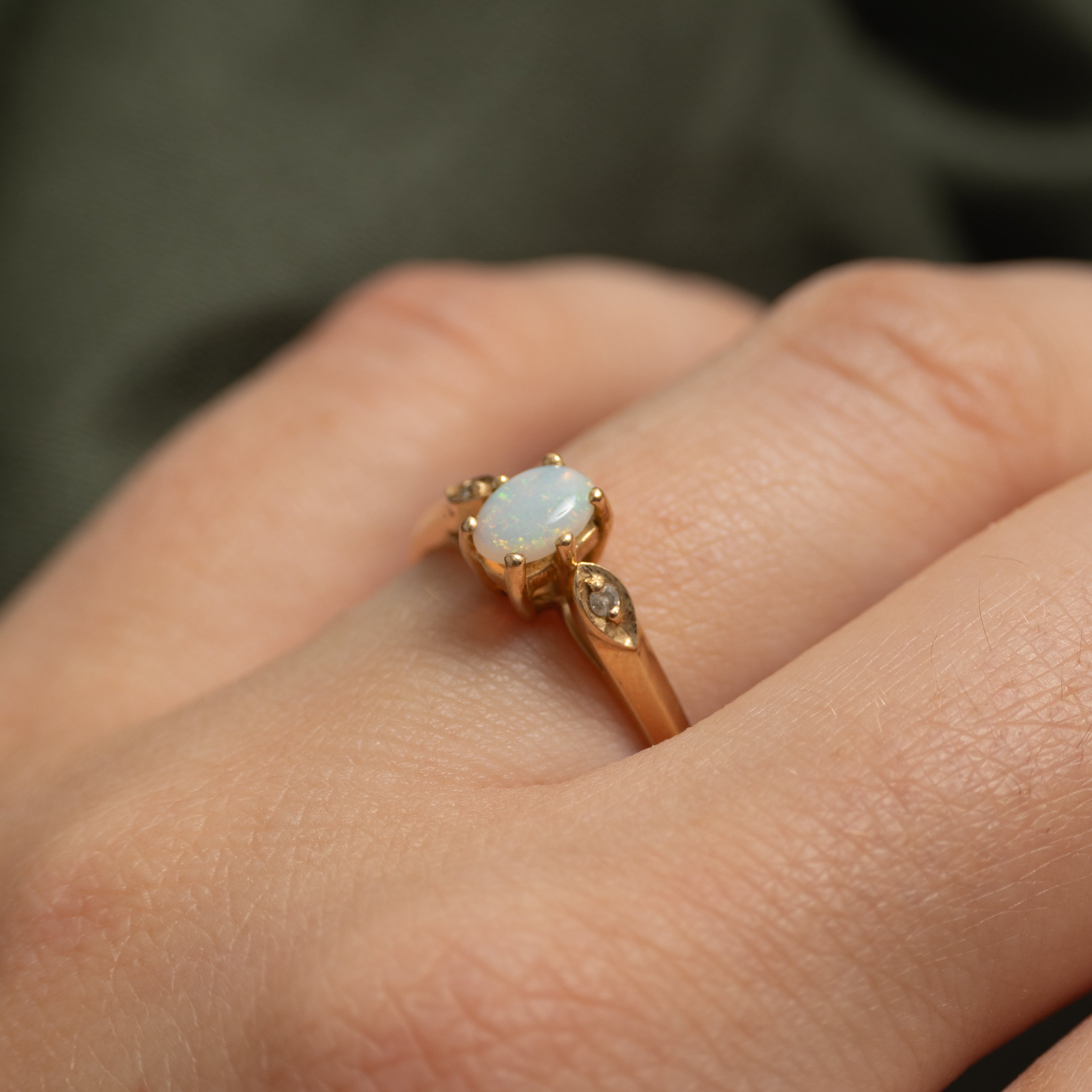 Bague en opale cabochon et diamants | 0,20 ct, 0,004 ct au total | Taille 6,75