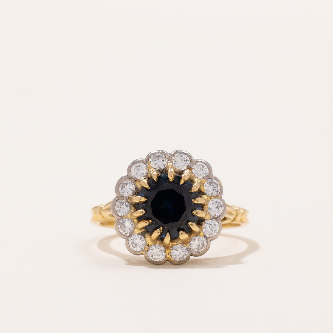 Bague halo saphir et diamants poinçonnée à Londres en 1983 | 1,90 ct, 0,58 ct au total | Taille 6 | 